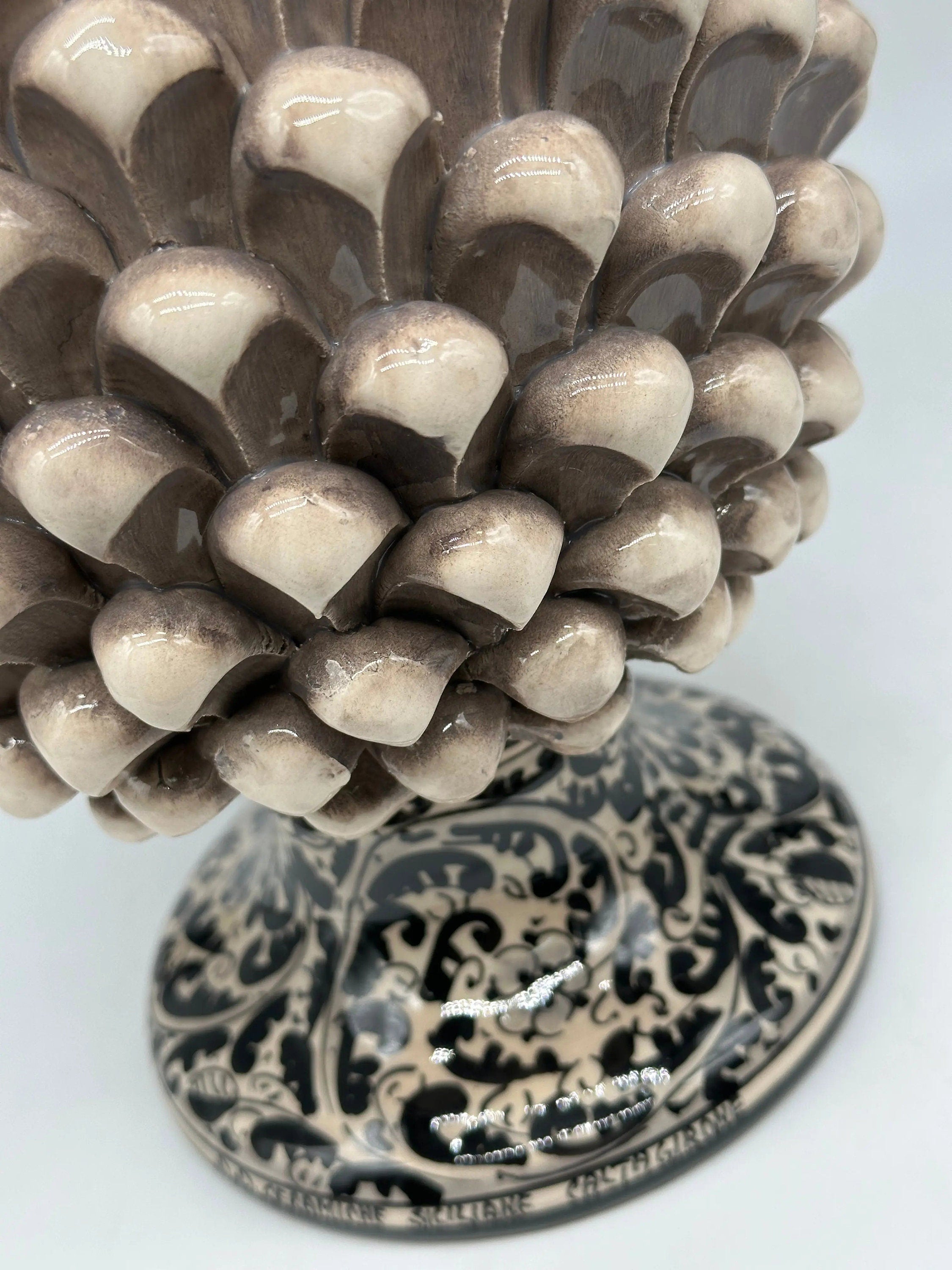 Pigna Ceramica Caltagirone cm H.40 Artigianale Beige con Base Decorata Nero DD CERAMICHE SICILIANE