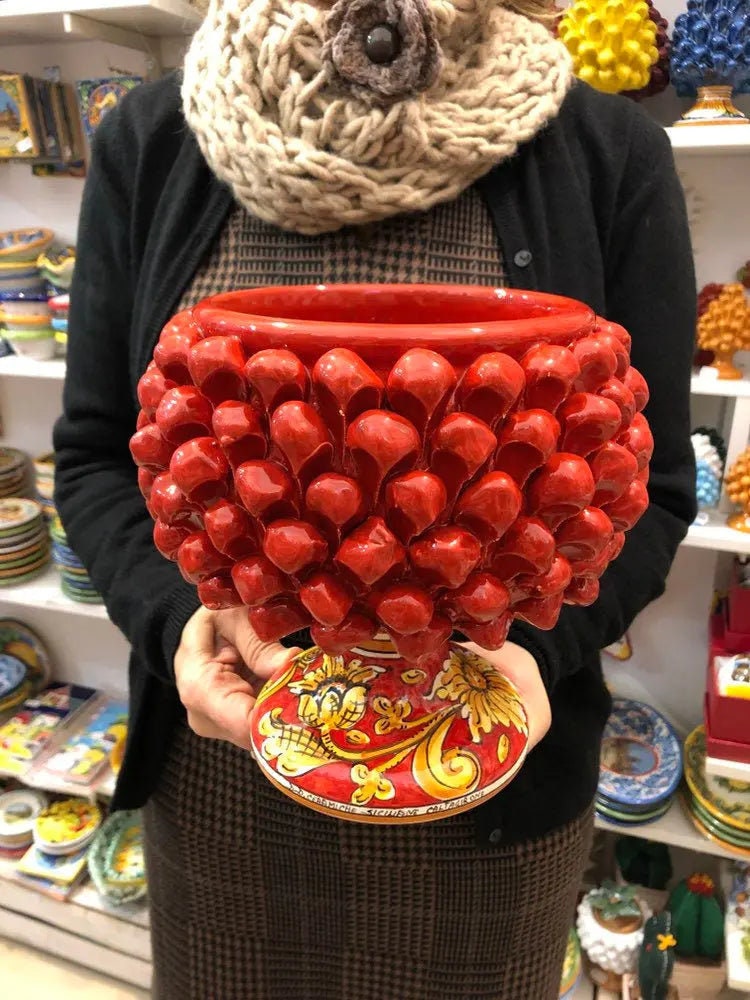 Portavaso Mezza Pigna Ceramica Caltagirone cm H.20 L.20 Artigianale Rosso Base Decorata Giglio DD CERAMICHE SICILIANE