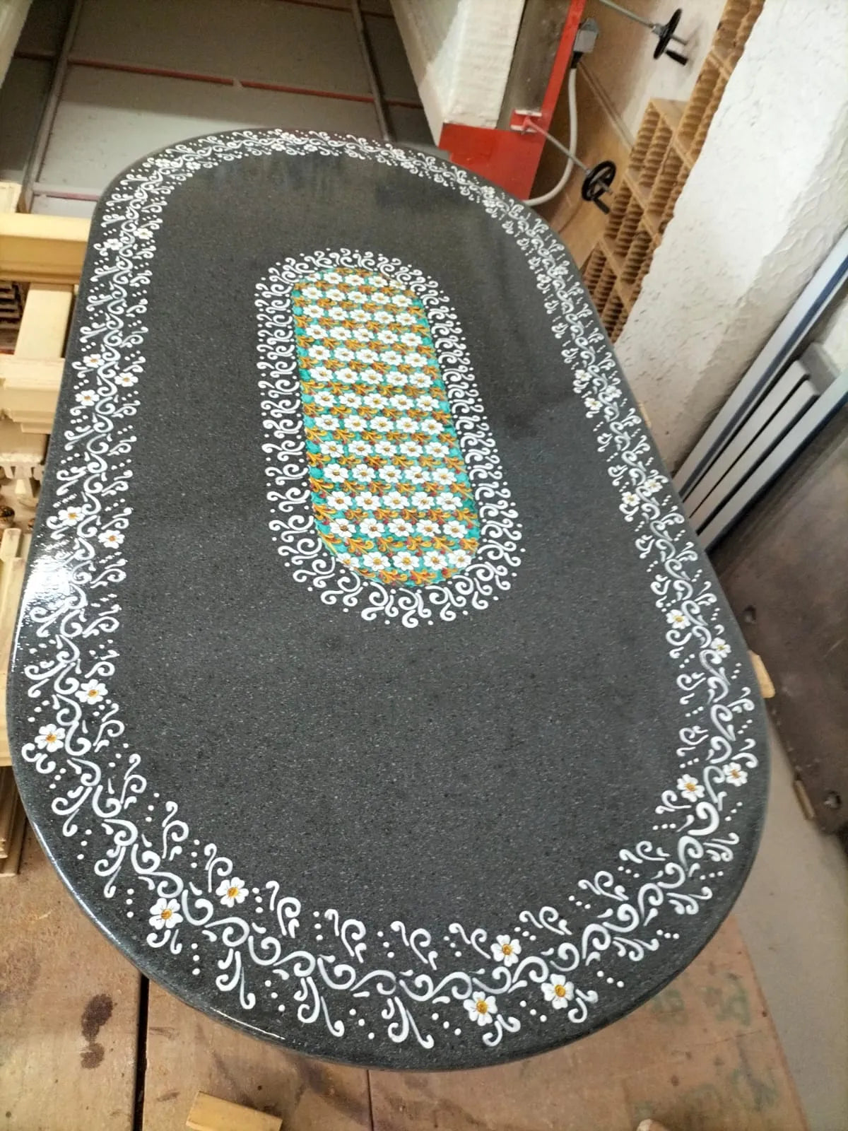 Tavolo Ovale Ricamato – Pietra Lavica Decorata - TAVOLI