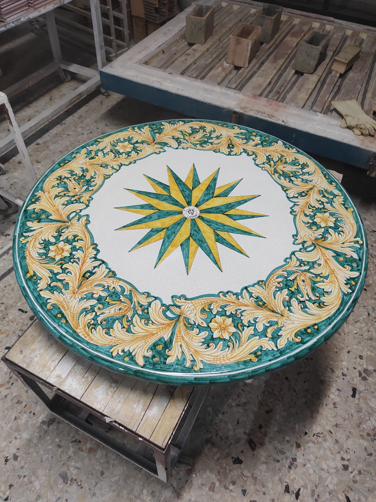 Tavolo Rotondo in Pietra Lavica Decoro N.13- MISURE VARIE - TAVOLO IN PIETRA LAVICA