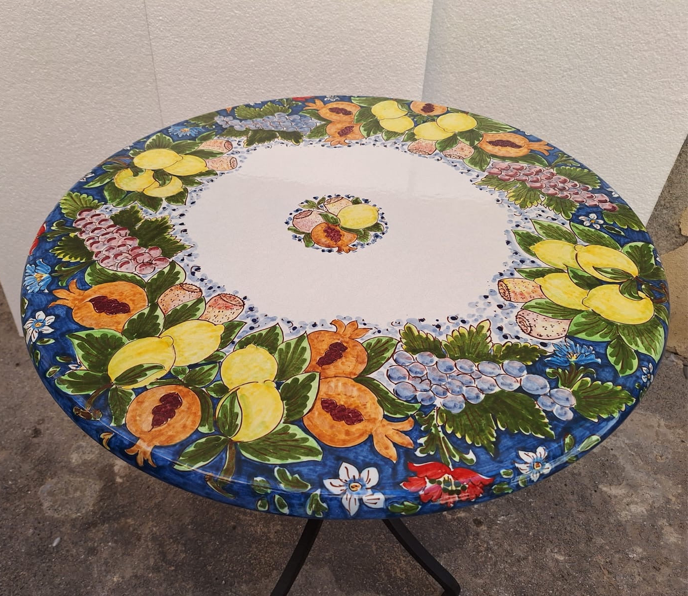 Tavolo Rotondo in Pietra Lavica Decoro N.20 - MISURE VARIE - TAVOLO IN PIETRA LAVICA