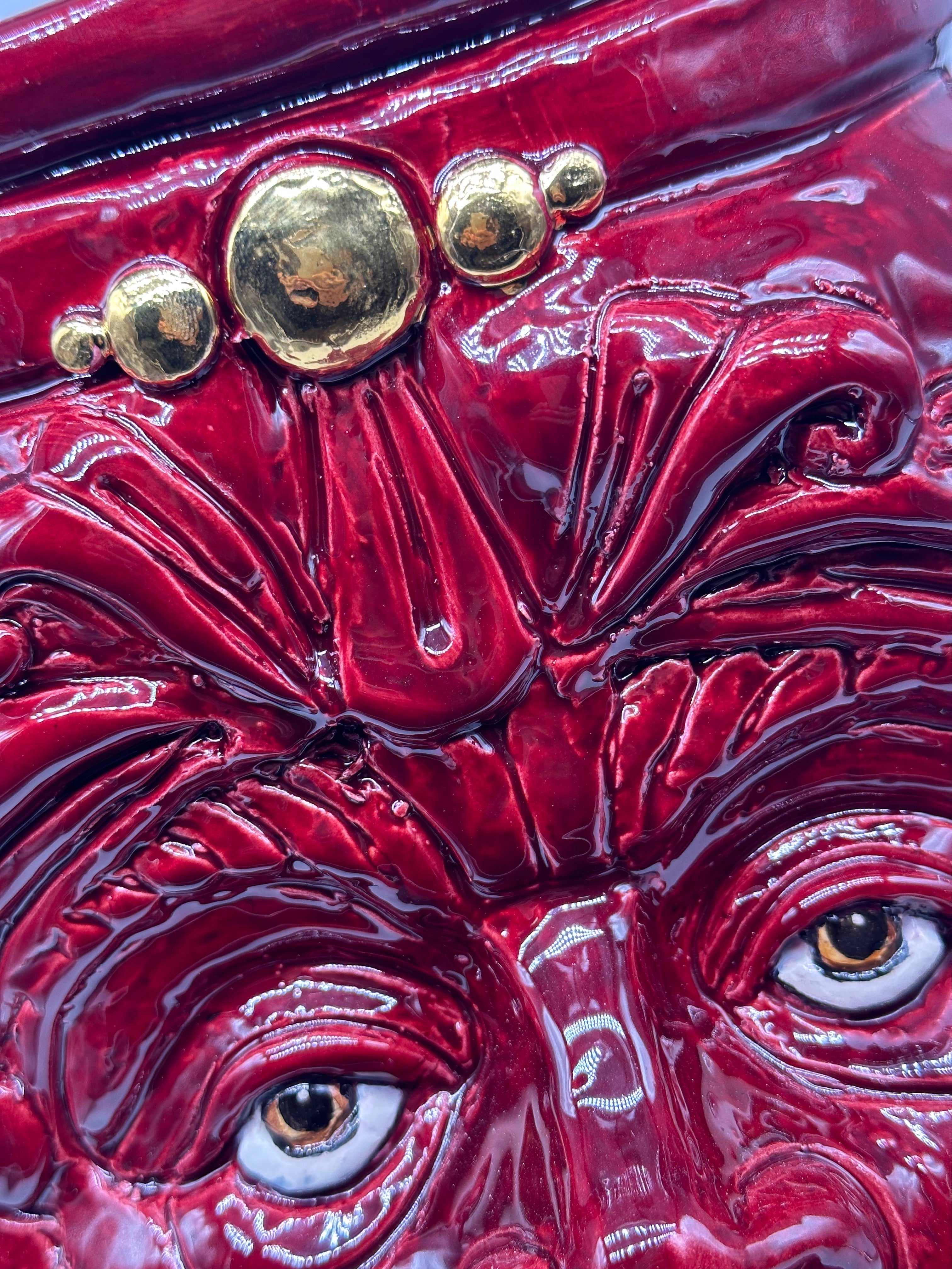 Testa Mitologica Uomo Ceramica Caltagirone cm H.35 L.25 Artigianale Bordeaux dettagli Oro - TESTA DI MORO