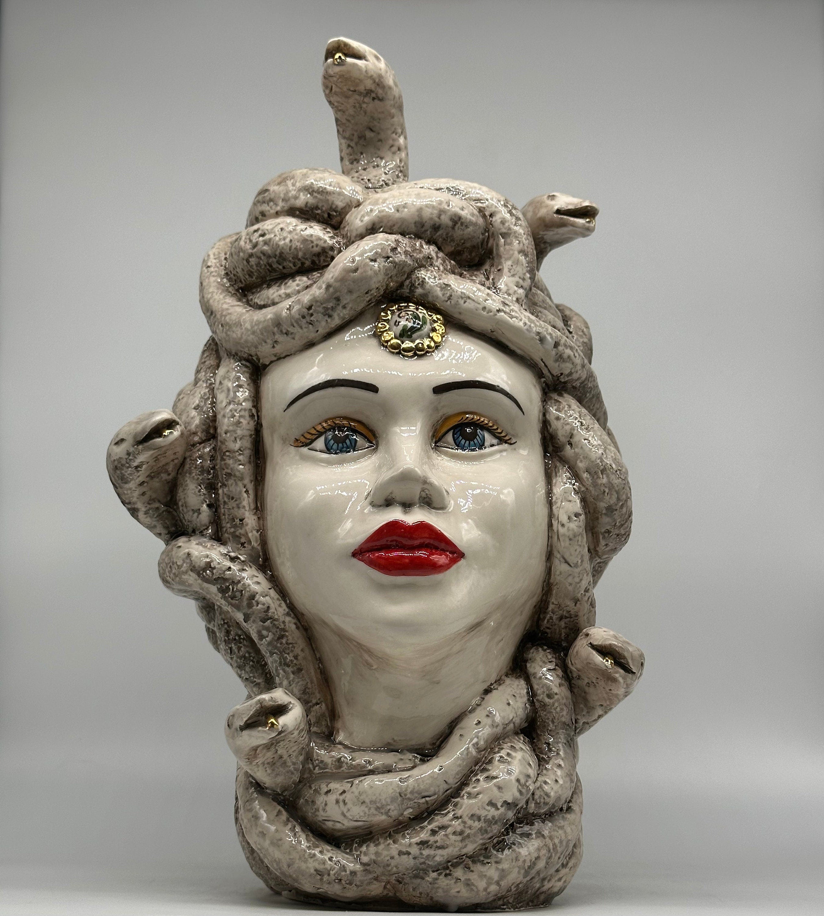 Testa Mitologica Medusa Ceramica Caltagirone cm H.38 L.25 Artigianale Écru dettagli Oro