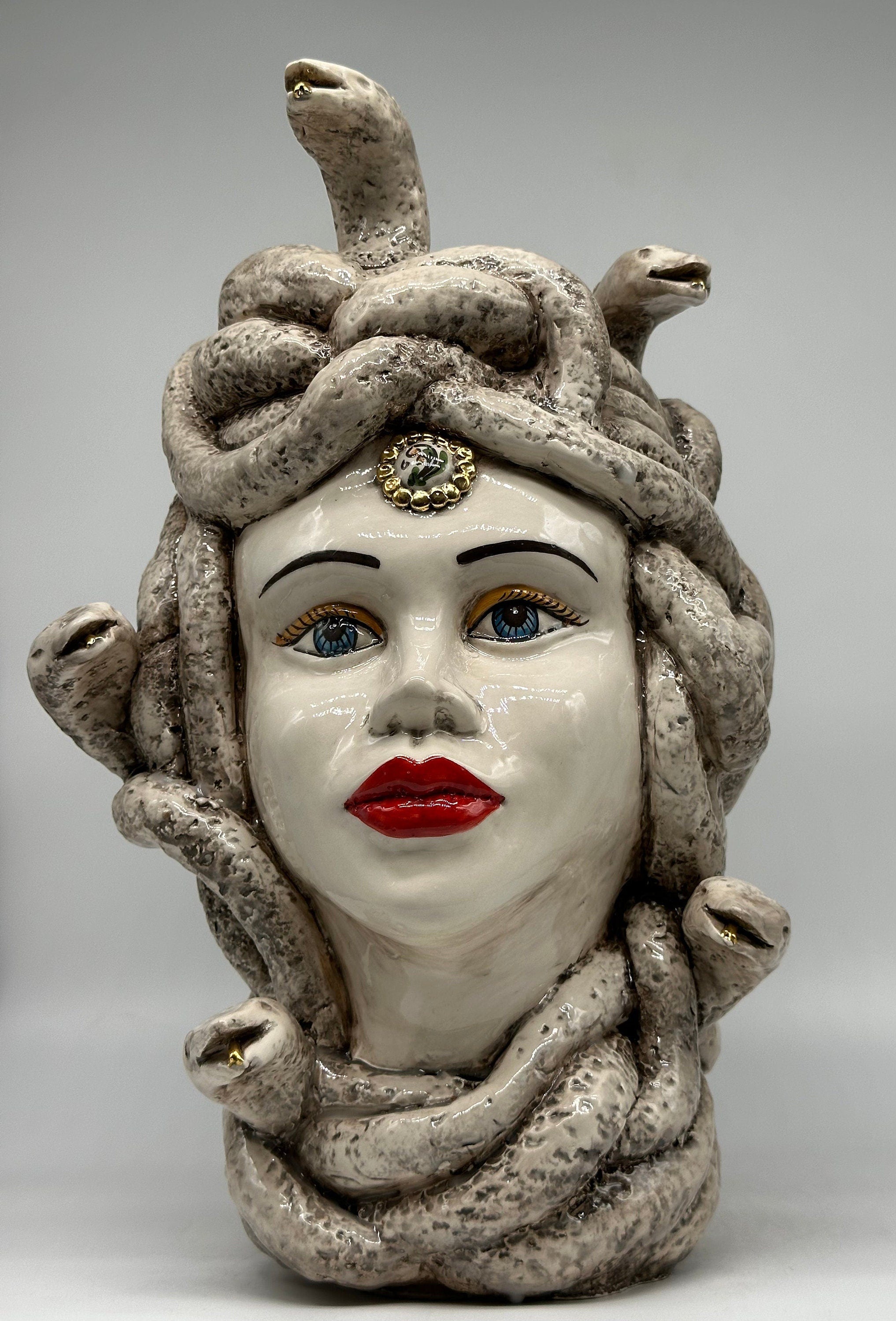 Testa Mitologica Medusa Ceramica Caltagirone cm H.38 L.25 Artigianale Écru dettagli Oro