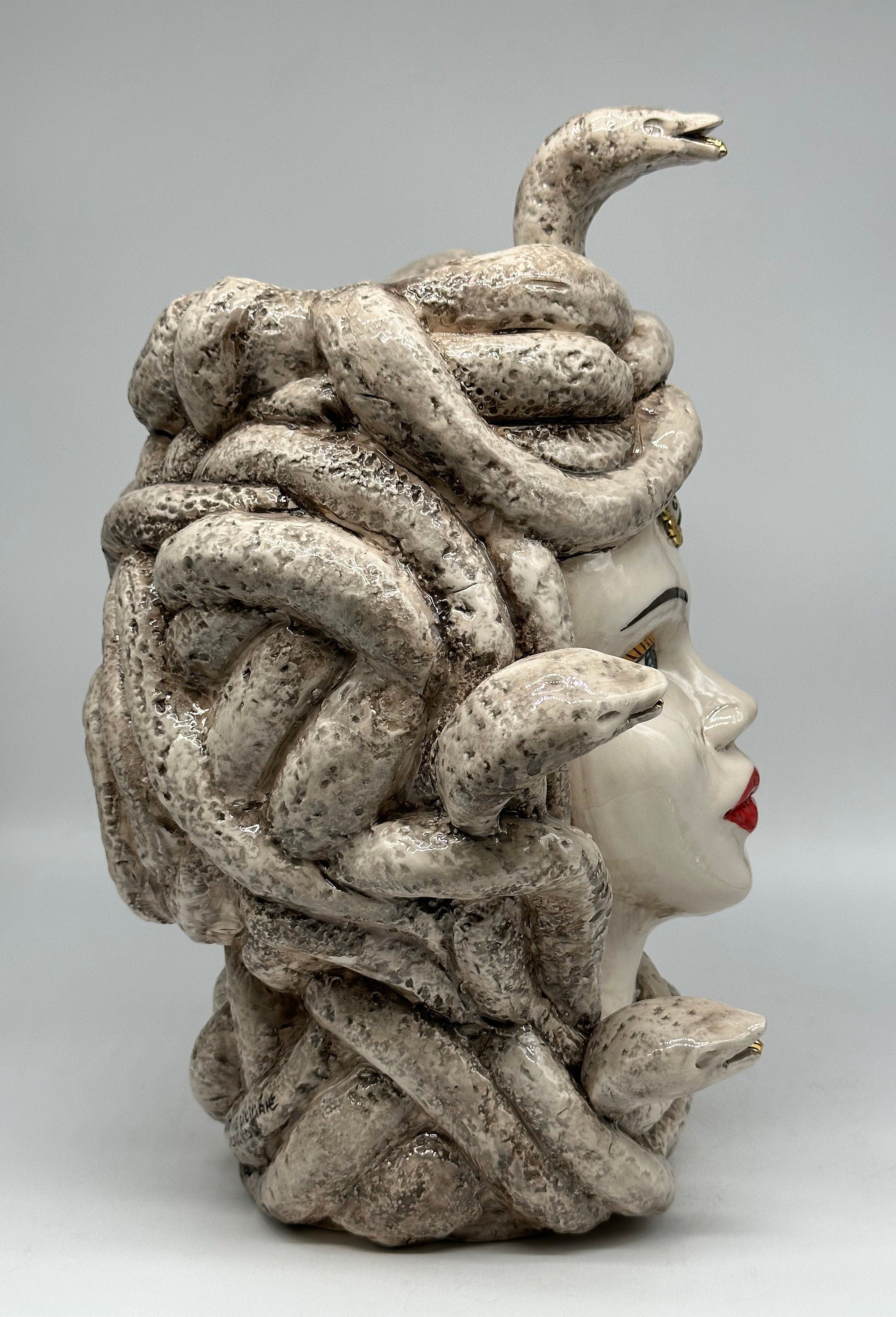 Testa Mitologica Medusa Ceramica Caltagirone cm H.38 L.25 Artigianale Écru dettagli Oro