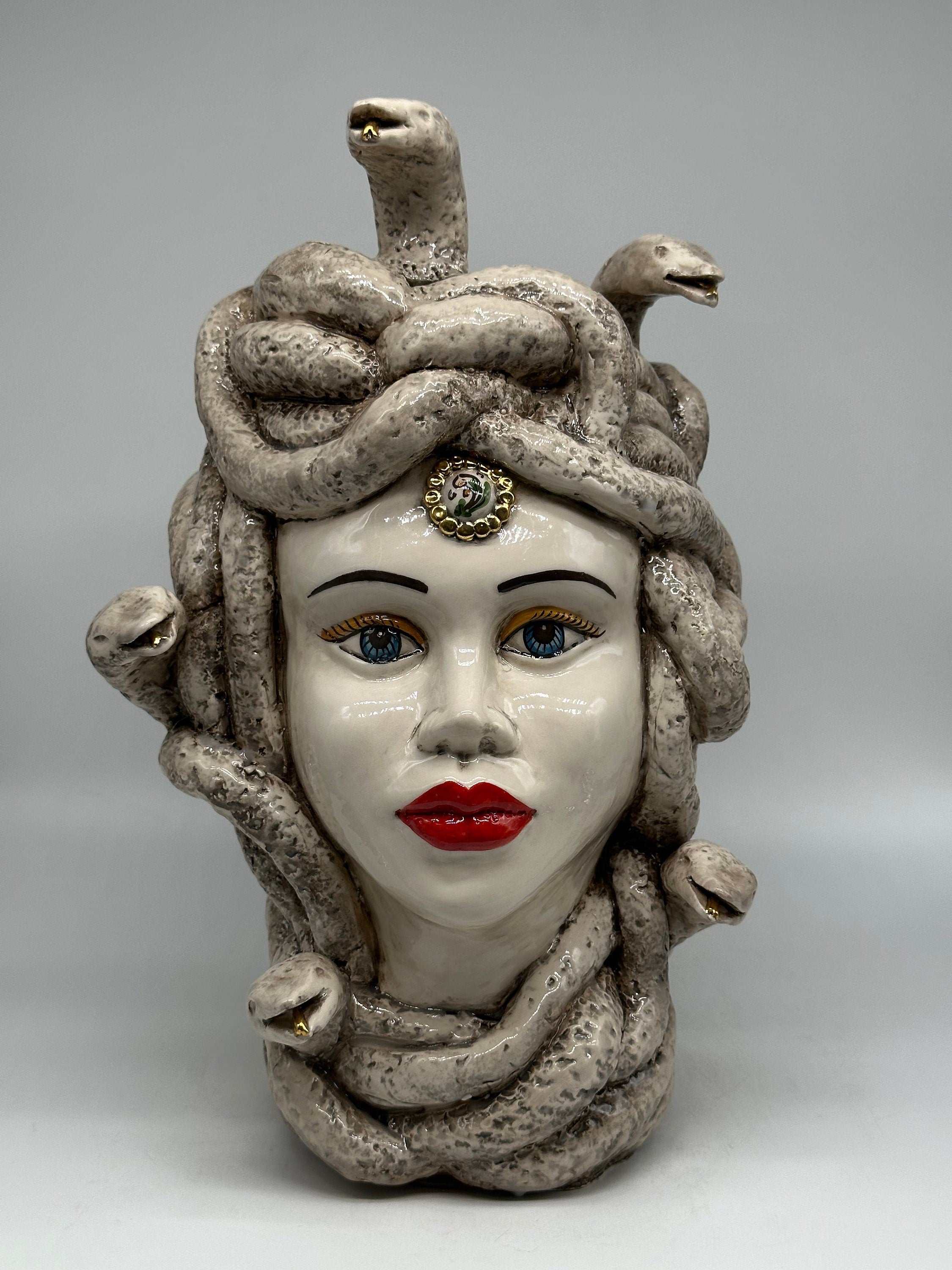 Testa Mitologica Medusa Ceramica Caltagirone cm H.38 L.25 Artigianale Écru dettagli Oro
