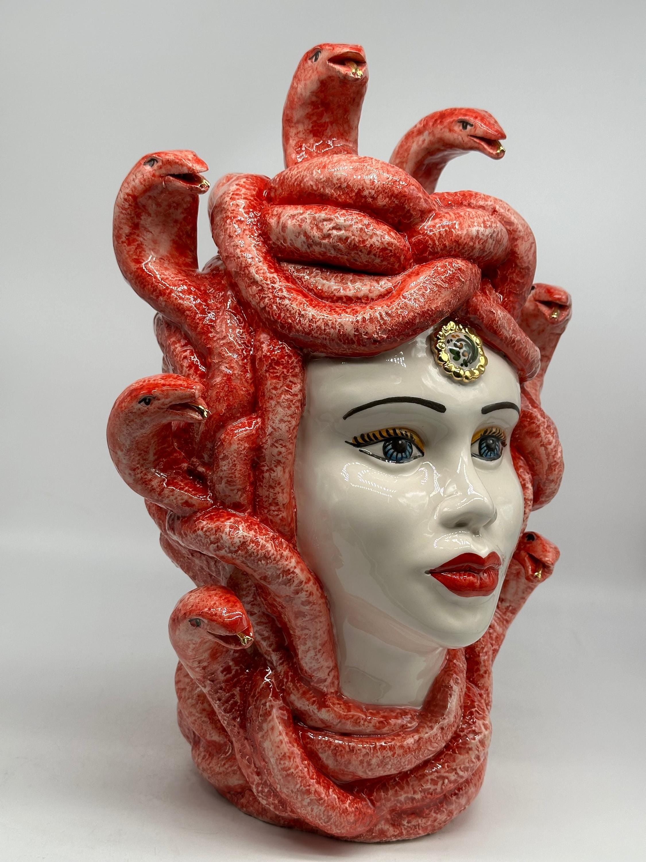 Testa Mitologica Medusa Ceramica Caltagirone cm H.38 L.25 Artigianale Rosso dettagli Oro