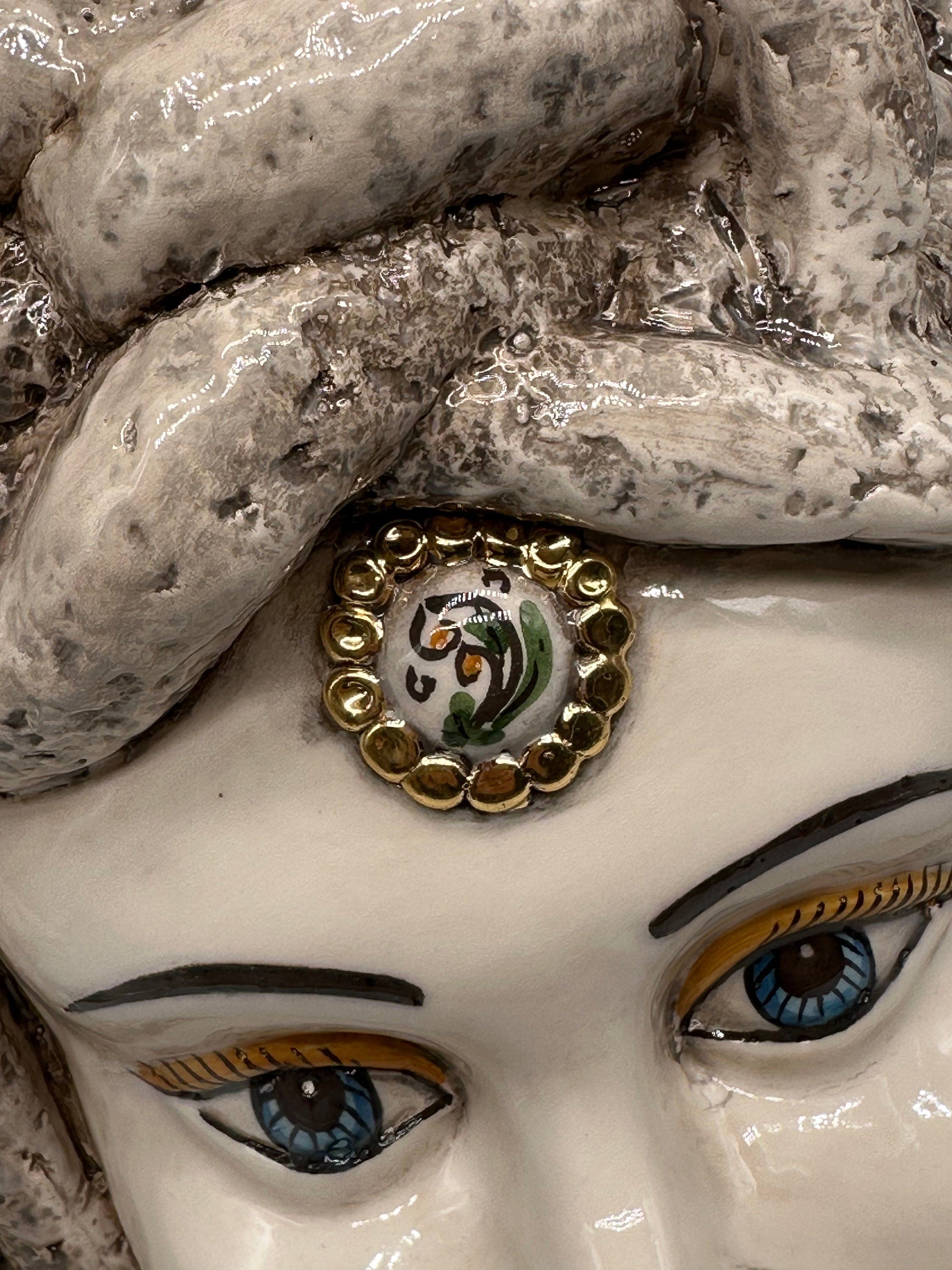 Testa Mitologica Medusa Ceramica Caltagirone cm H.38 L.25 Artigianale Écru dettagli Oro