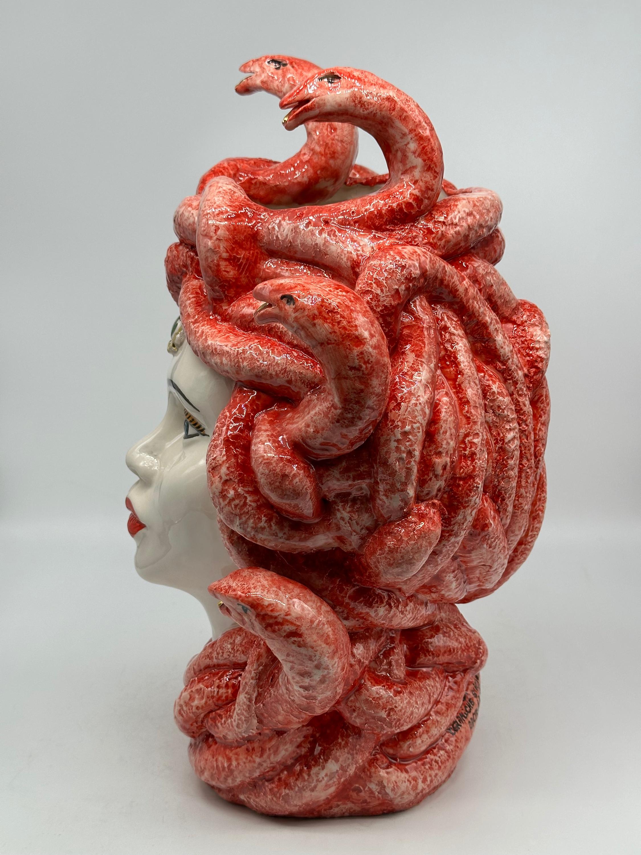 Testa Mitologica Medusa Ceramica Caltagirone cm H.38 L.25 Artigianale Rosso dettagli Oro