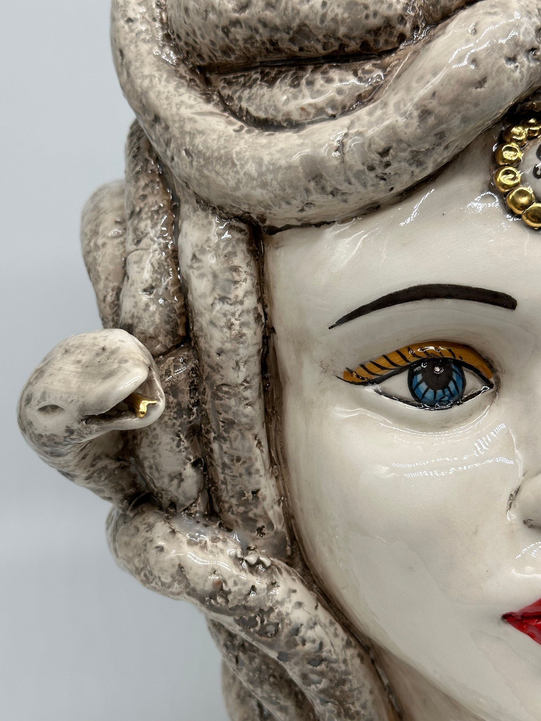 Testa Mitologica Medusa Ceramica Caltagirone cm H.38 L.25 Artigianale Écru dettagli Oro