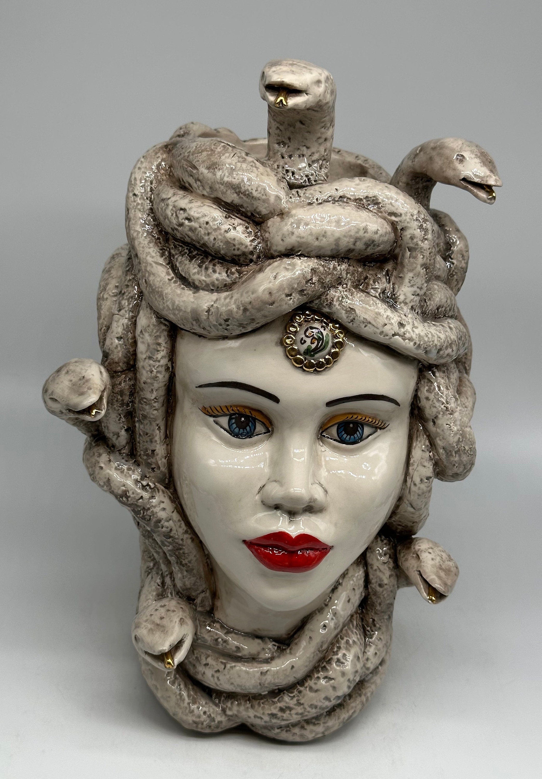 Testa Mitologica Medusa Ceramica Caltagirone cm H.38 L.25 Artigianale Écru dettagli Oro
