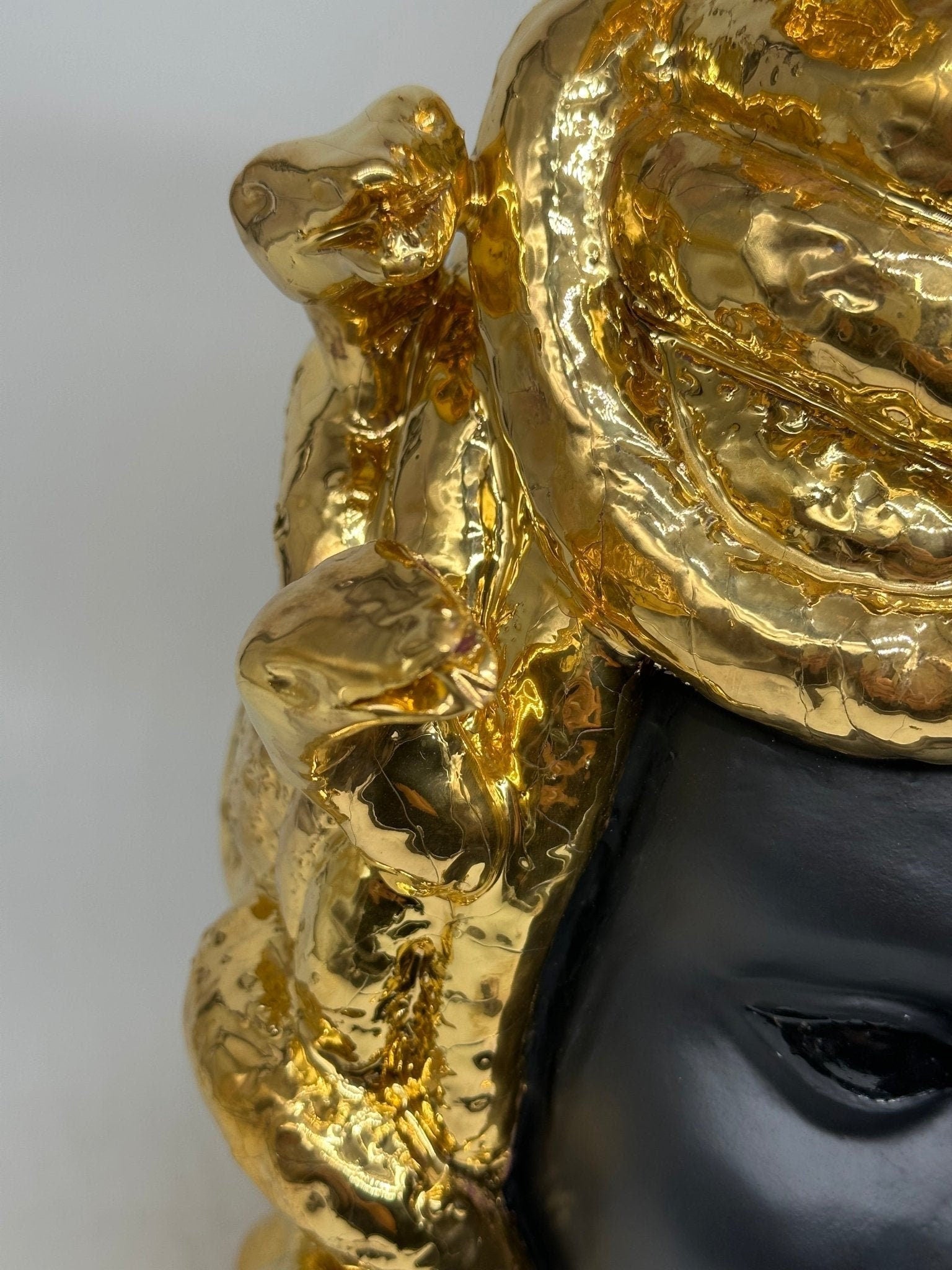 Testa Mitologica Medusa Ceramica Caltagirone cm H.38 L.25 Artigianale “GOLD EDITION” - DD CERAMICHE SICILIANE