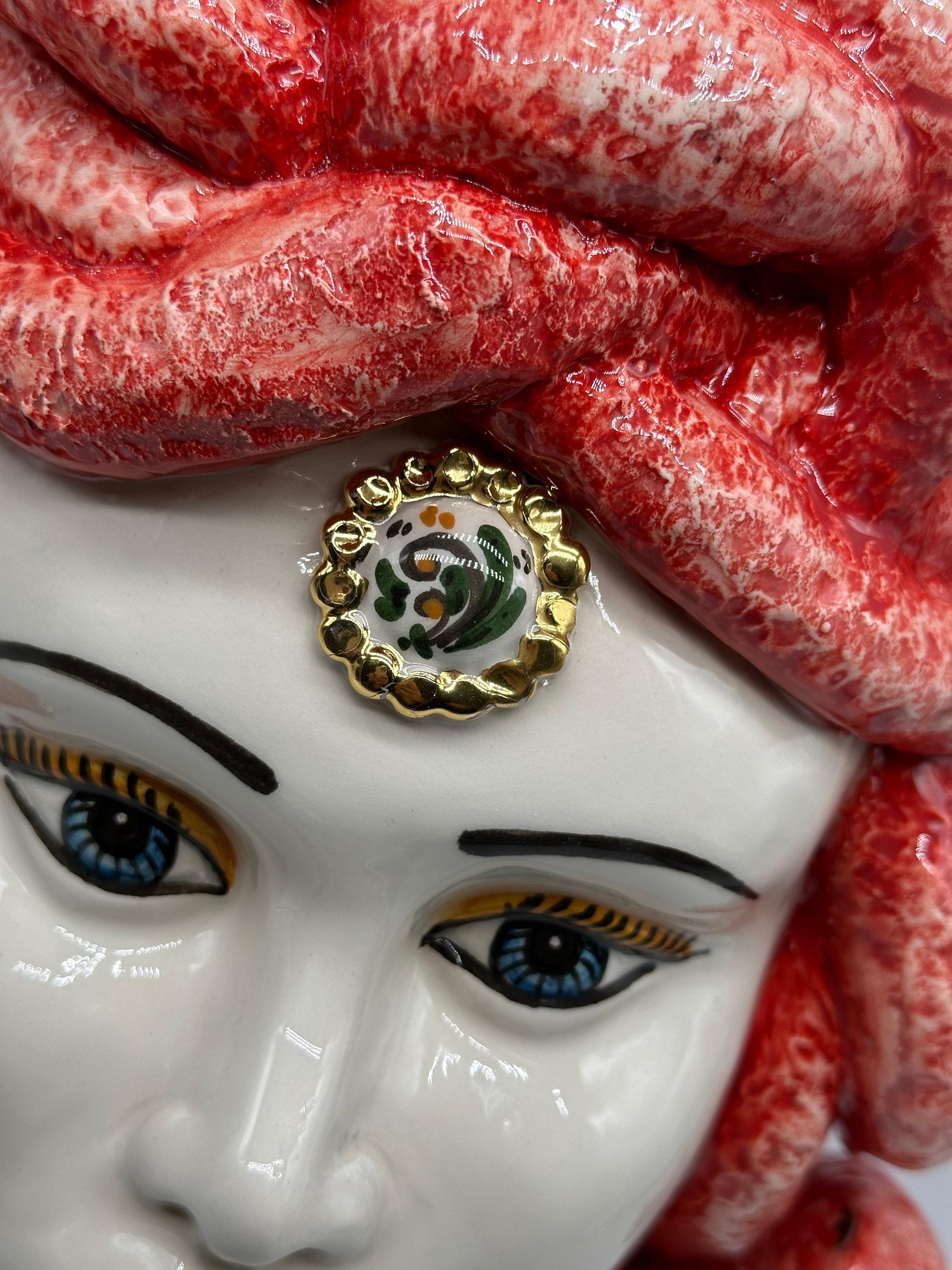 Testa Mitologica Medusa Ceramica Caltagirone cm H.38 L.25 Artigianale Rosso dettagli Oro