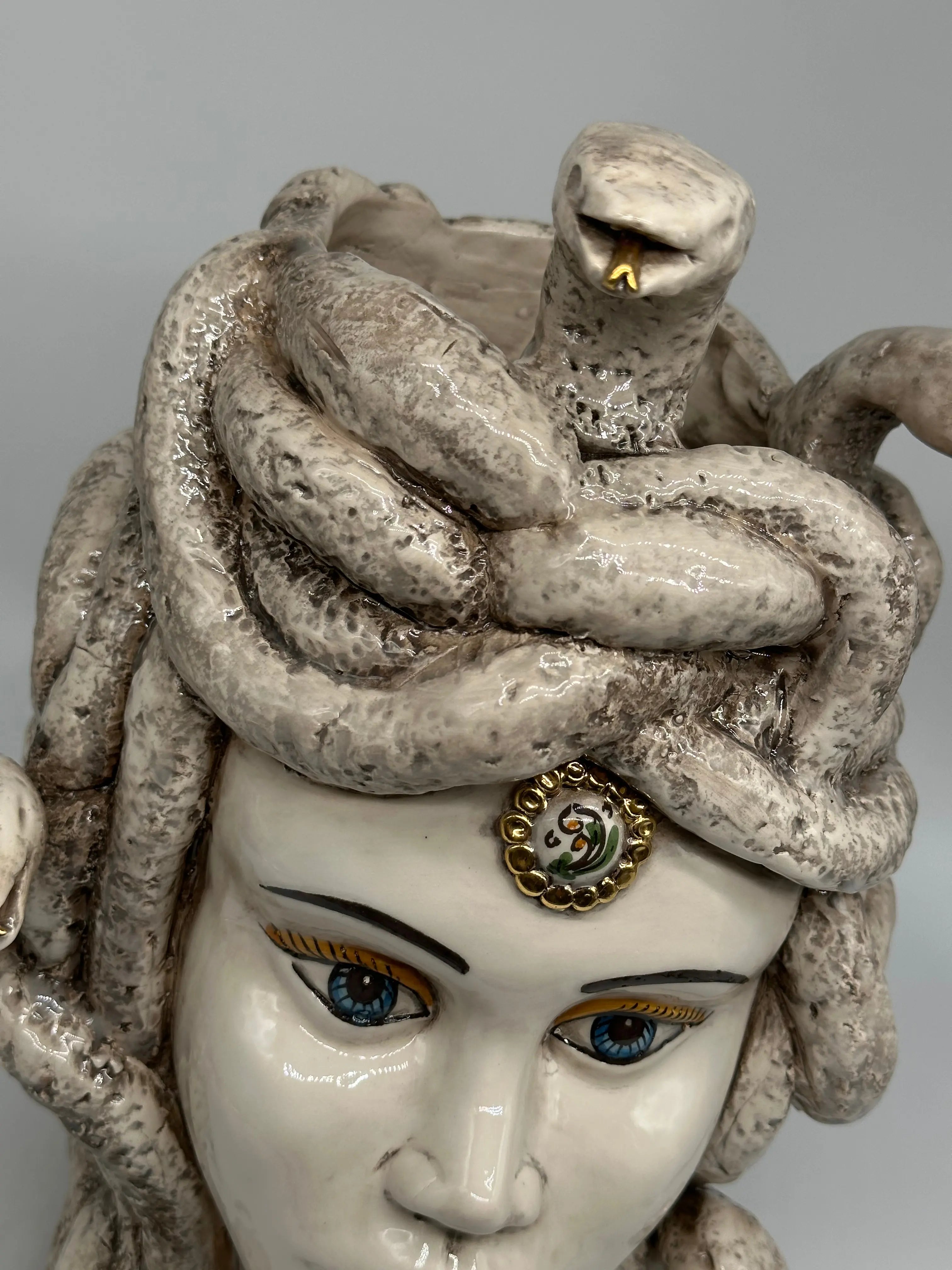 Testa Mitologica Medusa Ceramica Caltagirone cm H.38 L.25 Artigianale Écru dettagli Oro DD CERAMICHE SICILIANE