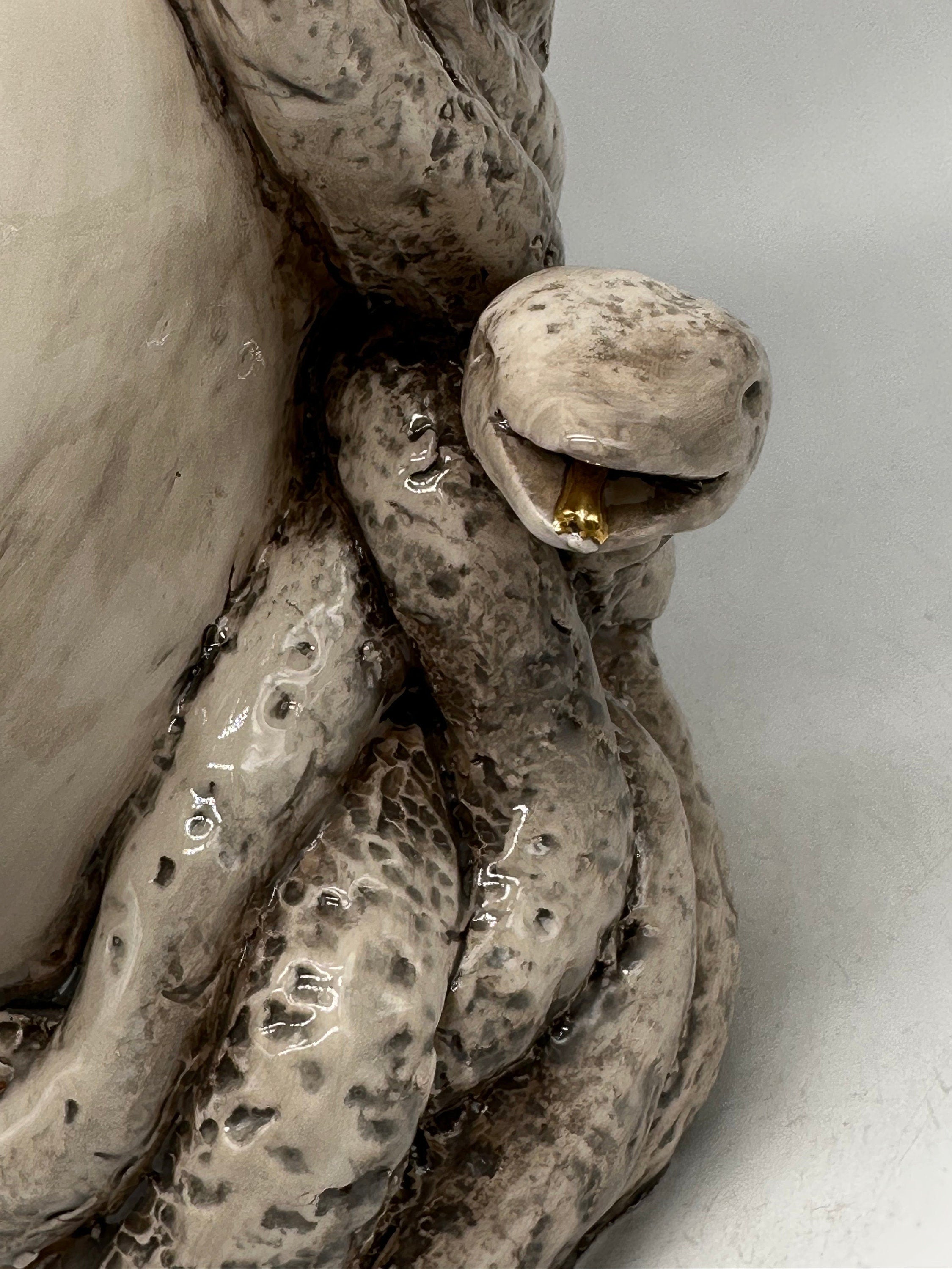 Testa Mitologica Medusa Ceramica Caltagirone cm H.38 L.25 Artigianale Écru dettagli Oro