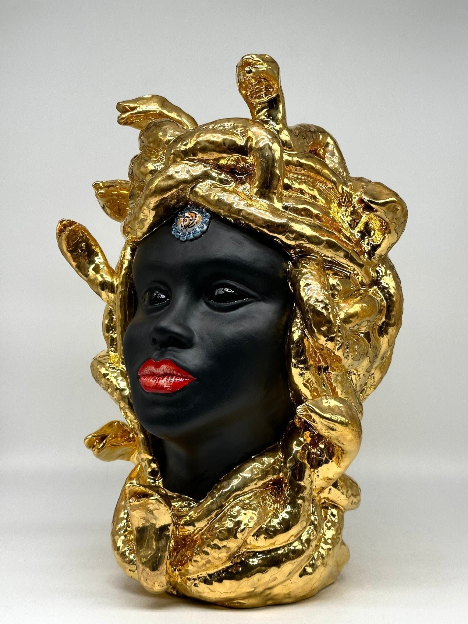 Testa Mitologica Medusa Ceramica Caltagirone cm H.38 L.25 Artigianale “GOLD EDITION” - DD CERAMICHE SICILIANE