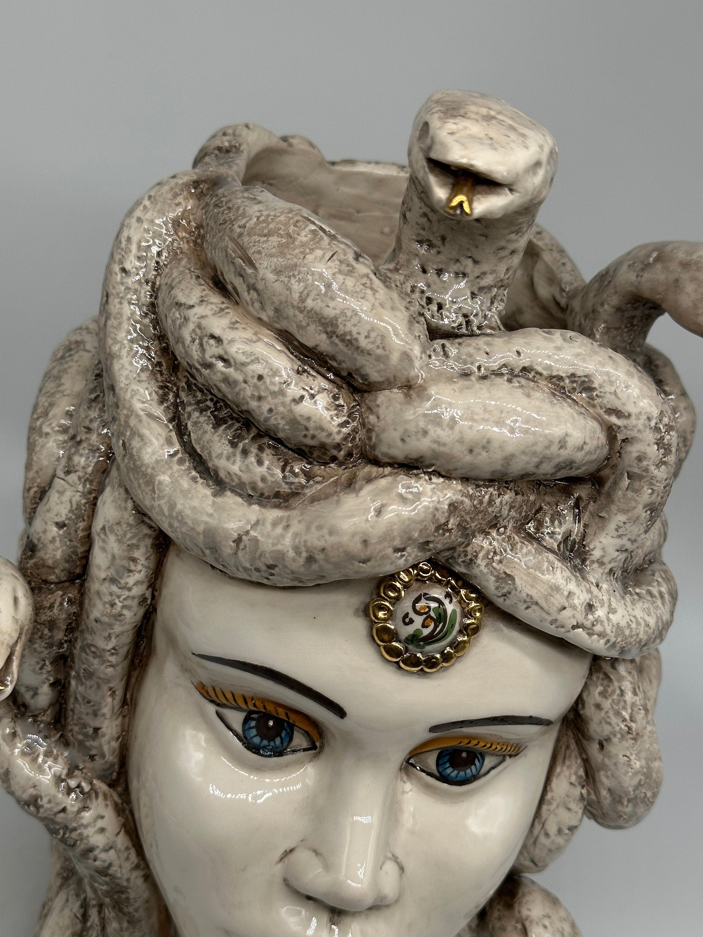 Testa Mitologica Medusa Ceramica Caltagirone cm H.38 L.25 Artigianale Écru dettagli Oro