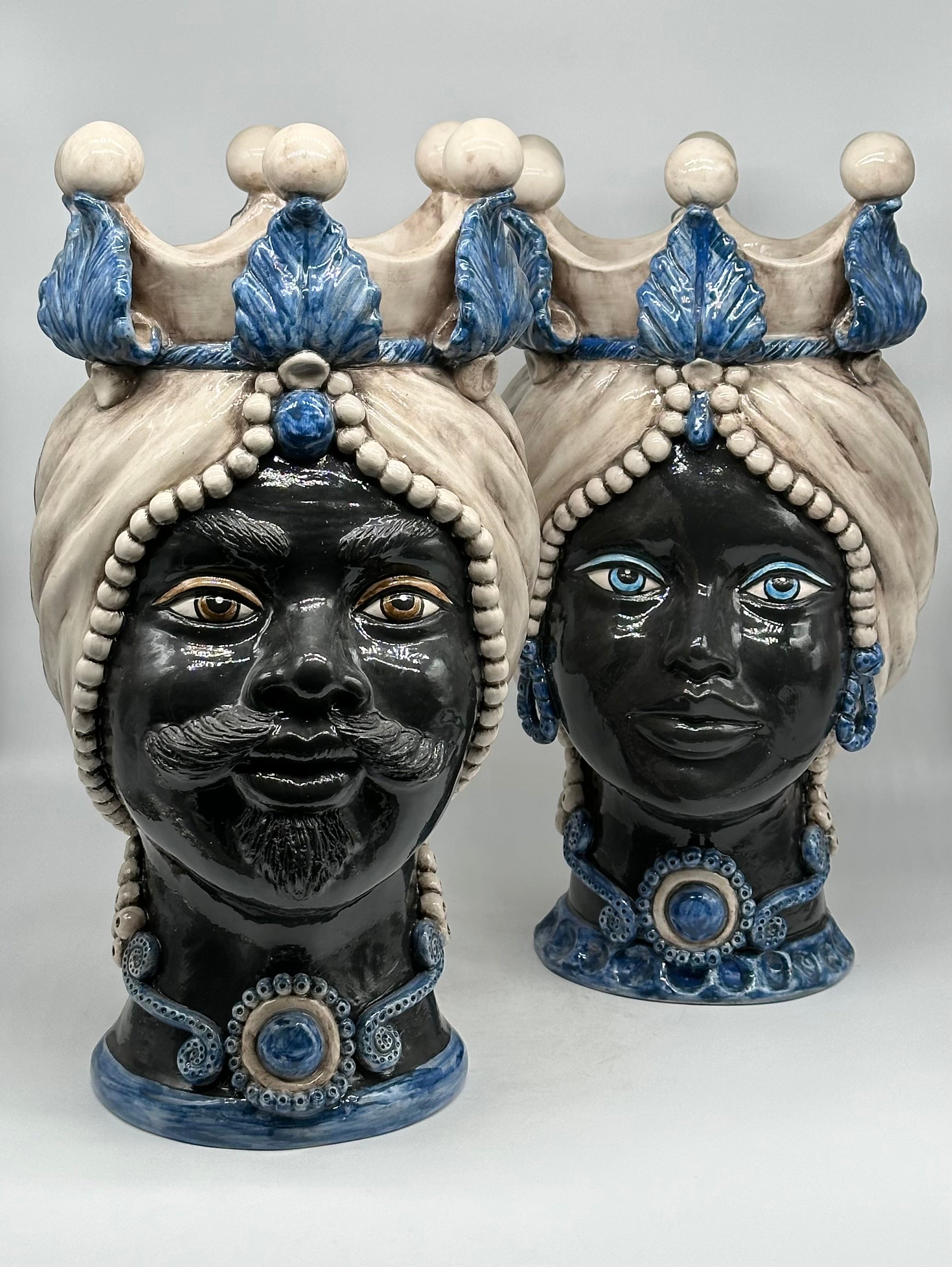 Teste di Moro Antares Ceramica Caltagirone cm H.41 L.22 Artigianale Écru Foglie Blu - TESTE DI MORO