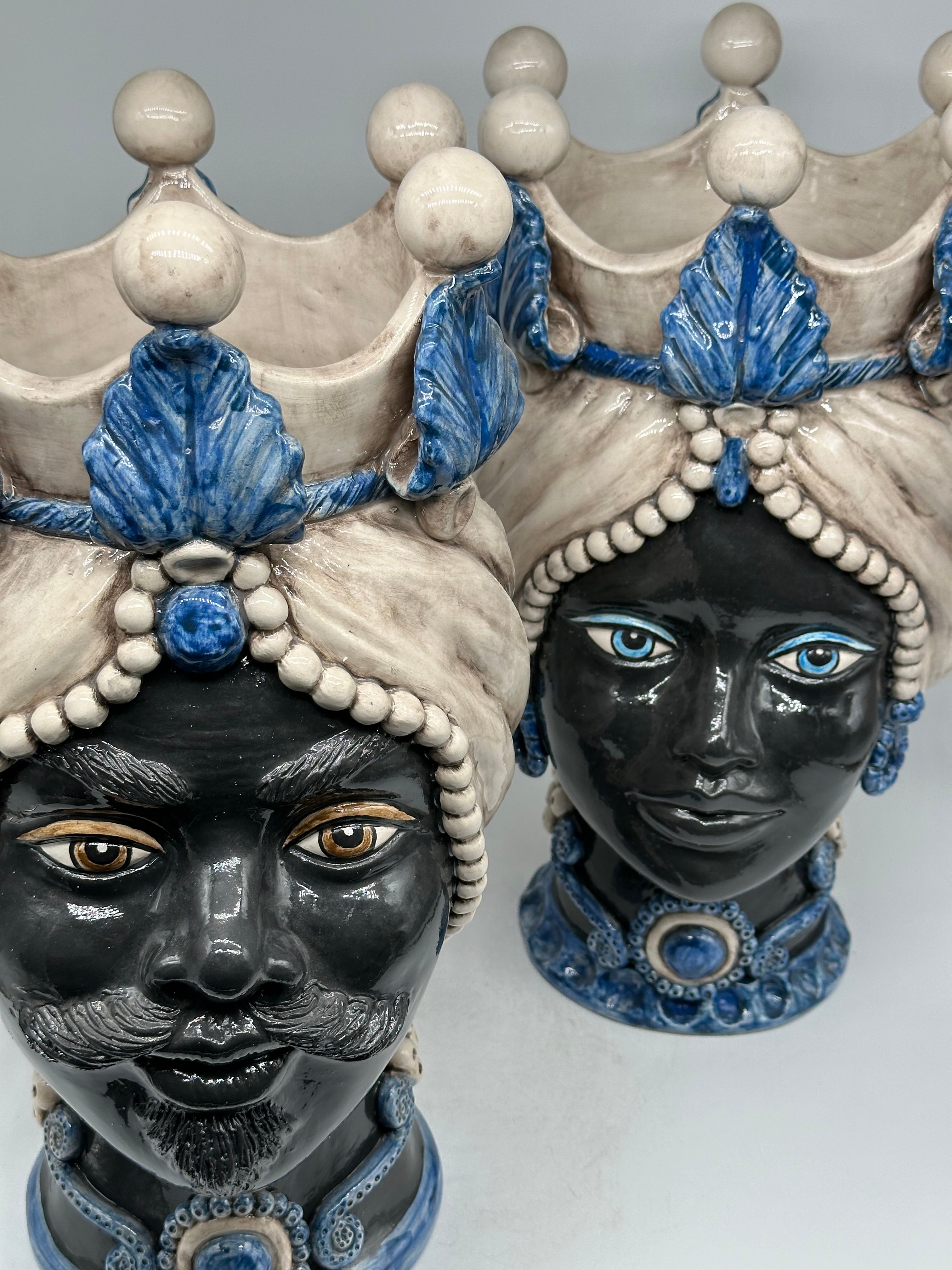 Teste di Moro Antares Ceramica Caltagirone cm H.41 L.22 Artigianale Écru Foglie Blu - TESTE DI MORO