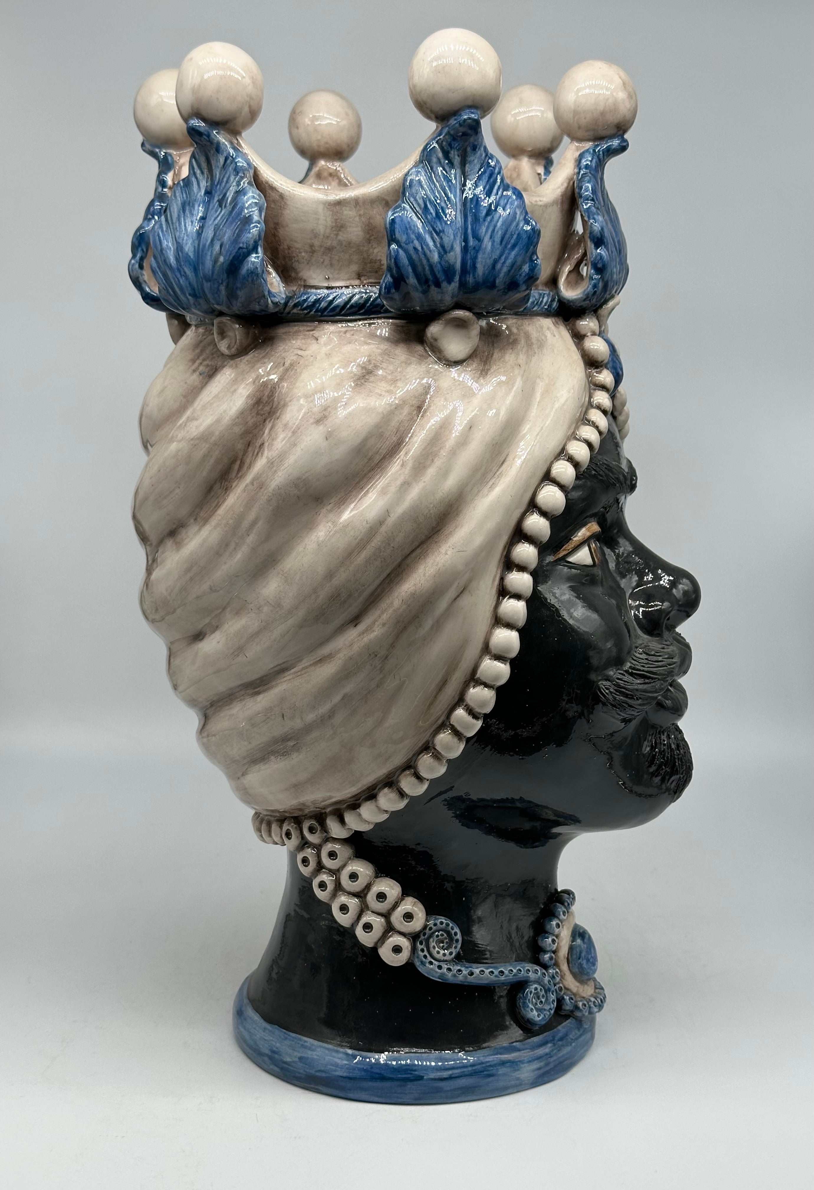 Teste di Moro Antares Ceramica Caltagirone cm H.41 L.22 Artigianale Écru Foglie Blu - TESTE DI MORO