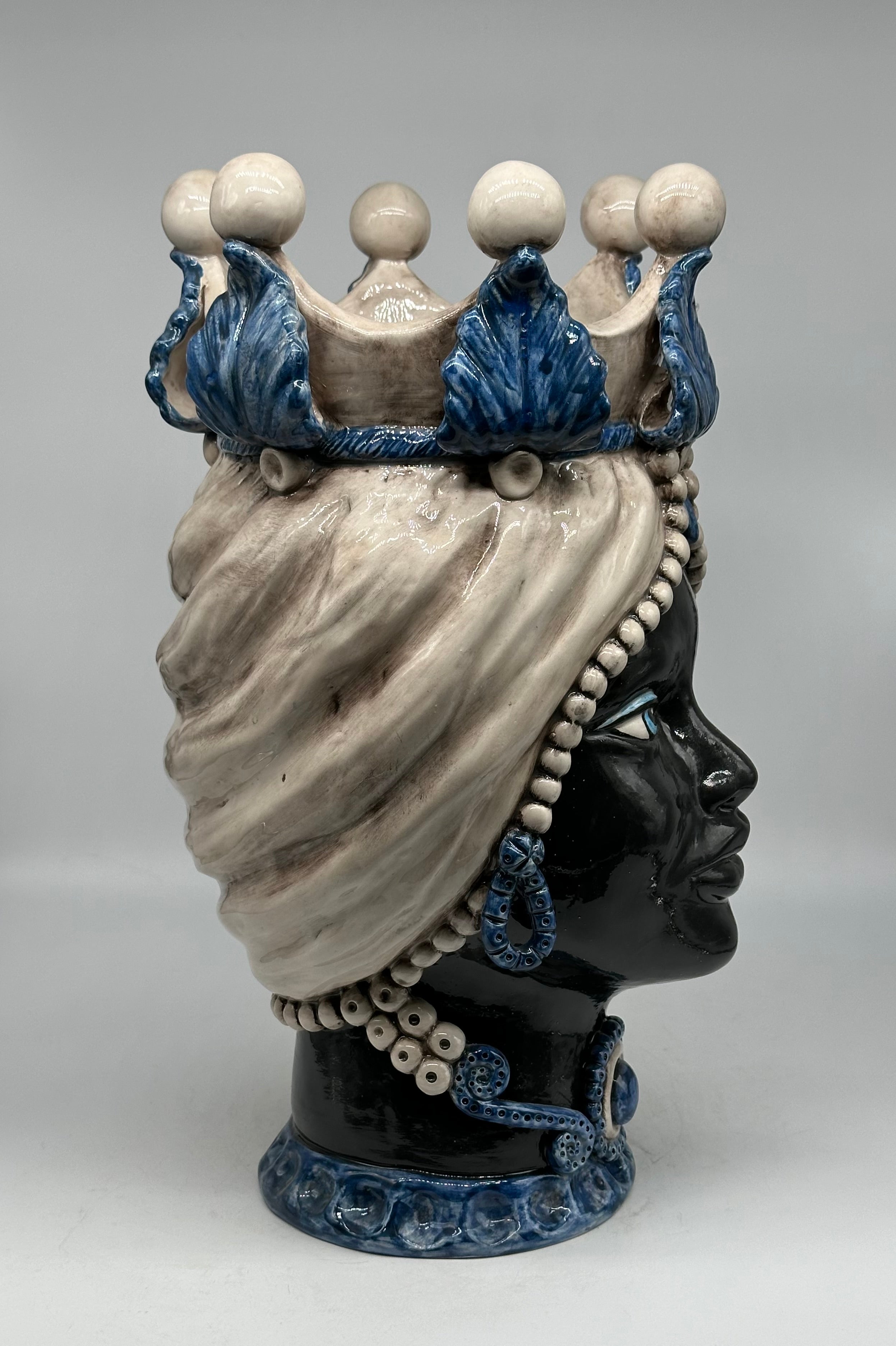 Teste di Moro Antares Ceramica Caltagirone cm H.41 L.22 Artigianale Écru Foglie Blu - TESTE DI MORO