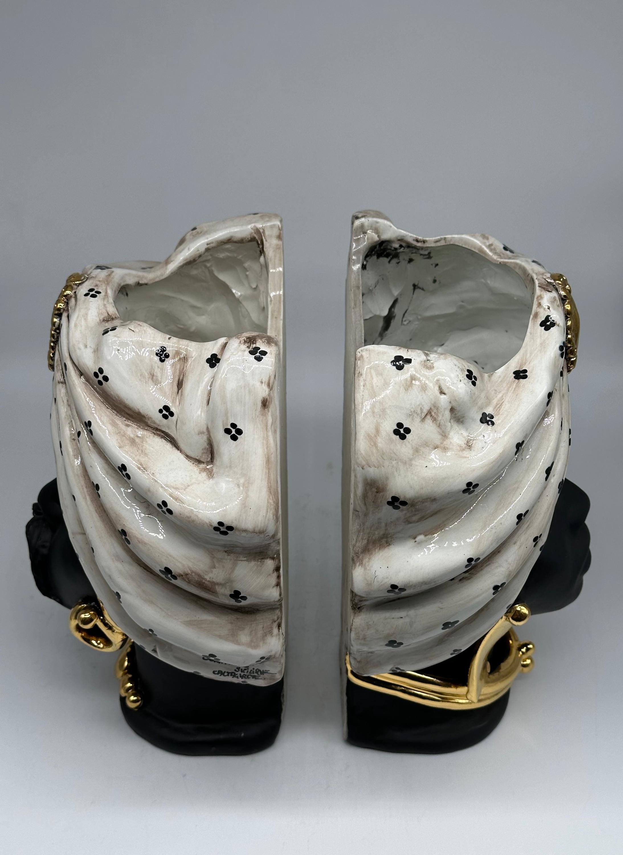 Teste di Moro Applique Atena Ceramica Caltagirone cm H.30 L.23 Artigianale Écru Pois Nero Oro - TESTA DI MORO