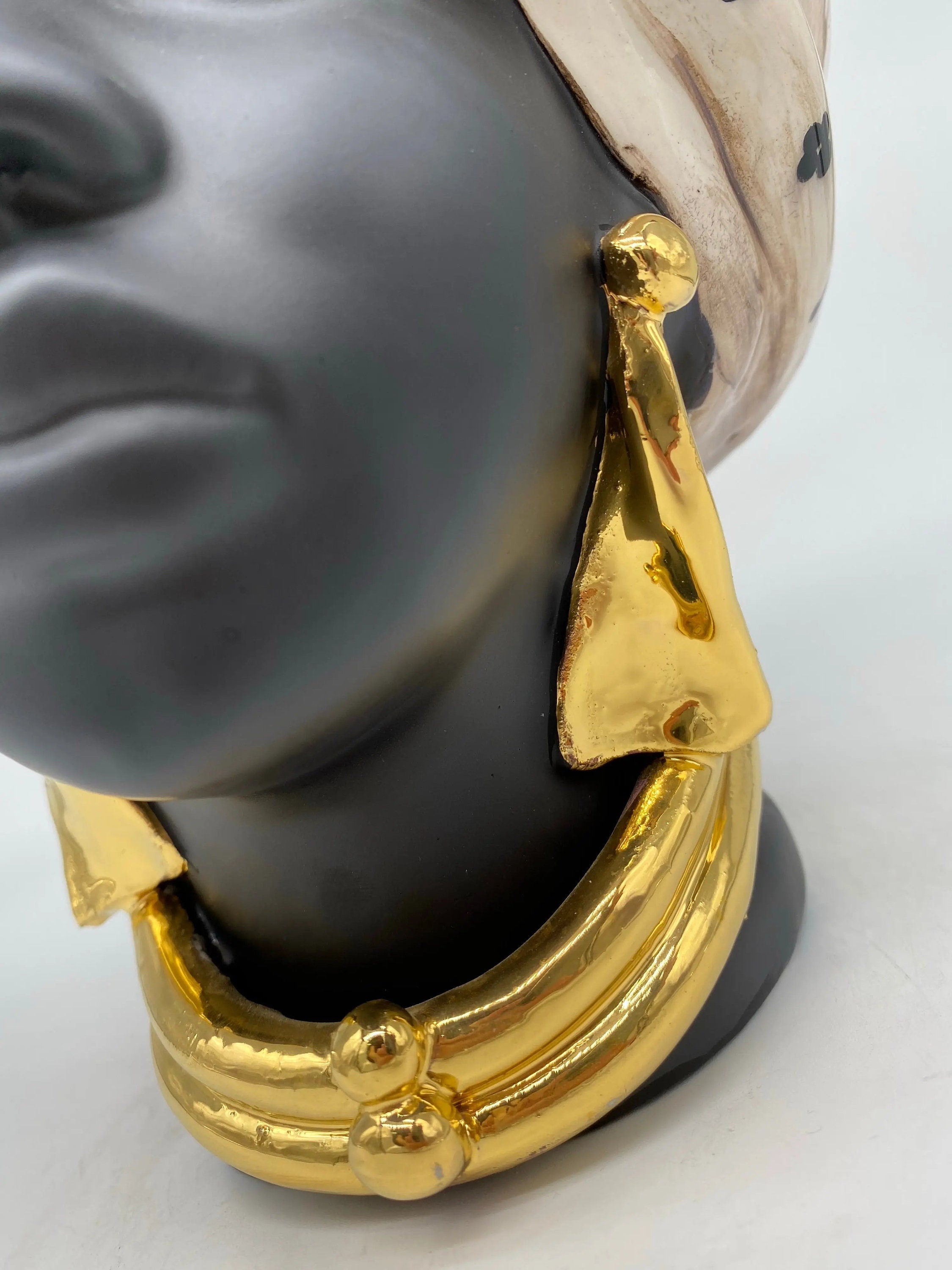 Teste di Moro Atena Ceramica Caltagirone cm H.24 L.18 Artigianale Écru Pois Nero Oro DD CERAMICHE SICILIANE