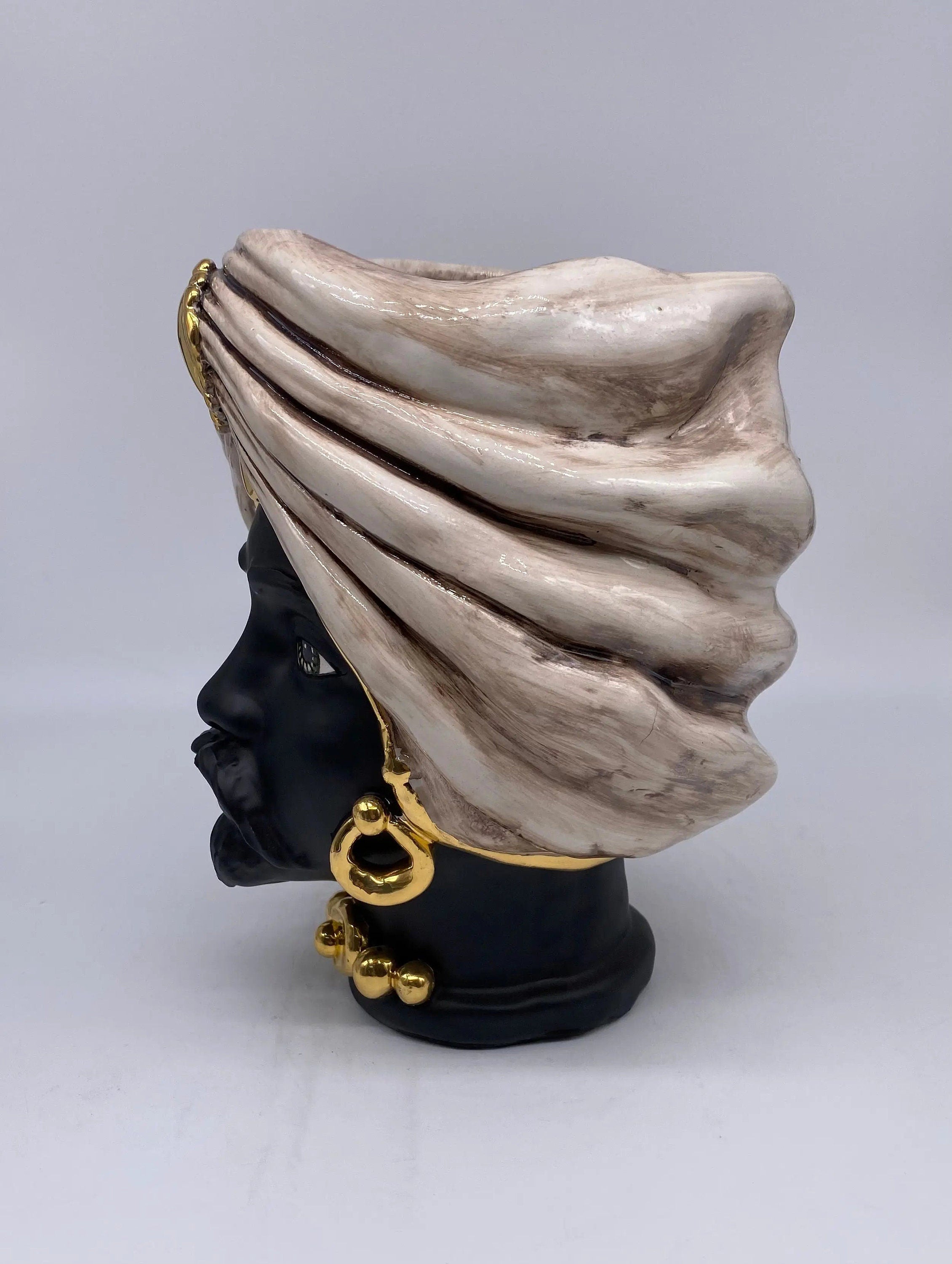 Teste di Moro Atena Ceramica Caltagirone cm H.24 L.18 Artigianale Écru Nero Oro DD CERAMICHE SICILIANE