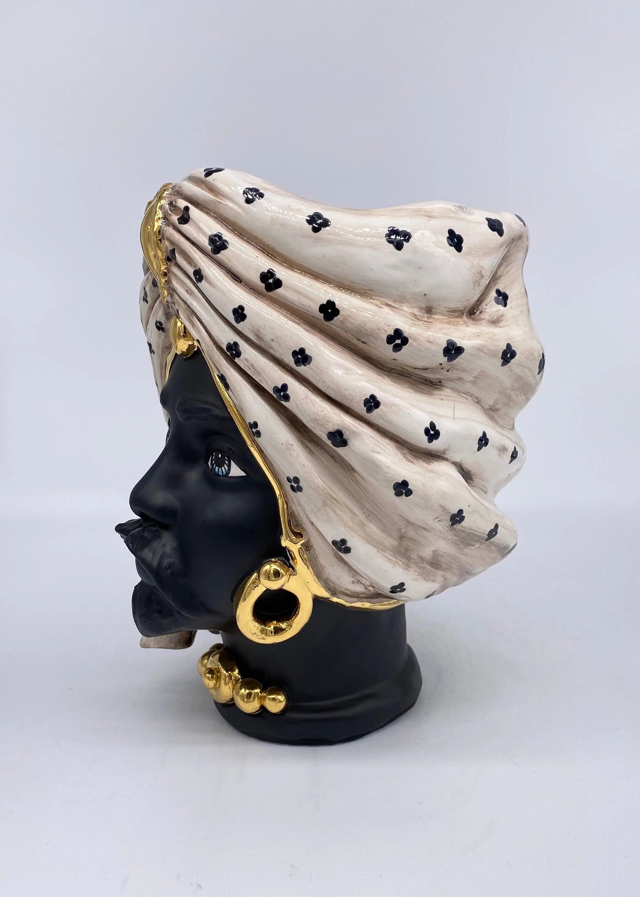 Teste di Moro Atena Ceramica Caltagirone cm H.24 L.18 Artigianale Écru Pois Nero Oro DD CERAMICHE SICILIANE