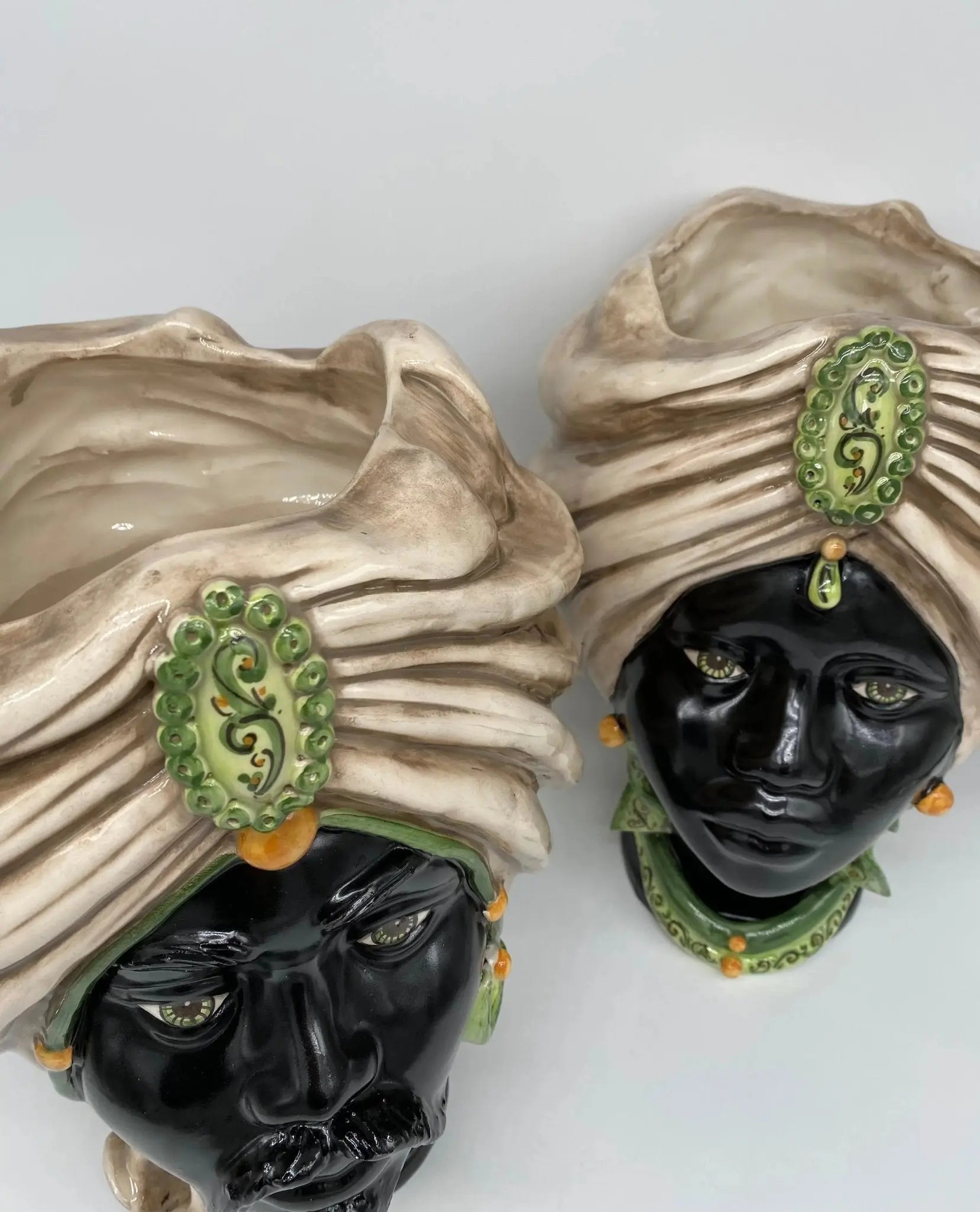Teste di Moro Atena Ceramica Caltagirone cm H.30 L.23 Artigianale Écru Nero Verde - DD CERAMICHE SICILIANE