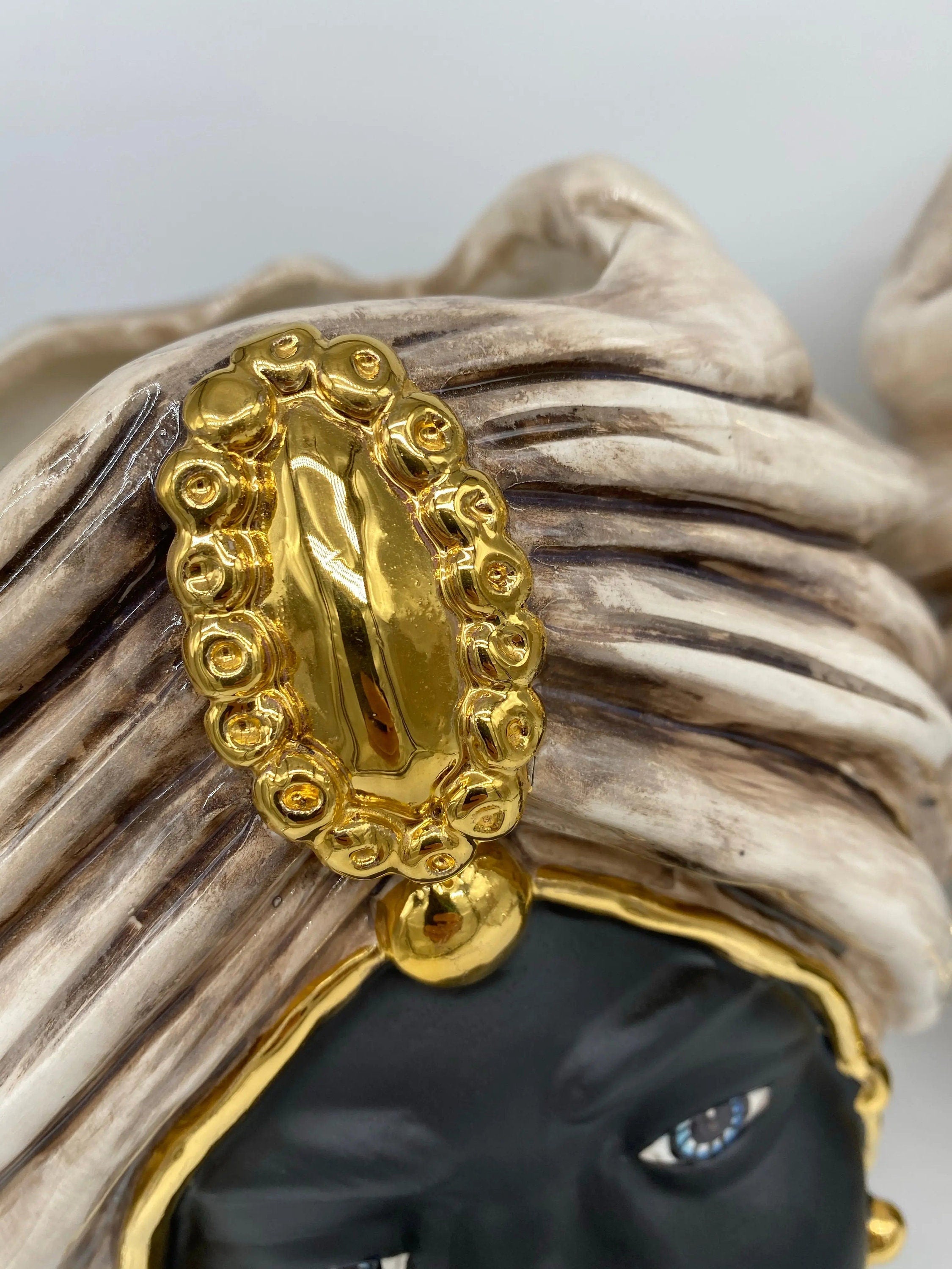 Teste di Moro Atena Ceramica Caltagirone cm H.30 L.23 Artigianale Écru Nero Oro DD CERAMICHE SICILIANE