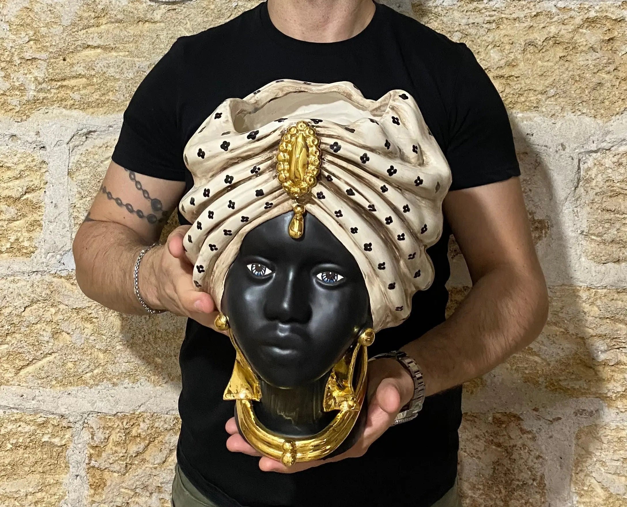 Teste di Moro Atena Ceramica Caltagirone cm H.30 L.23 Artigianale Écru Pois Nero Oro DD CERAMICHE SICILIANE