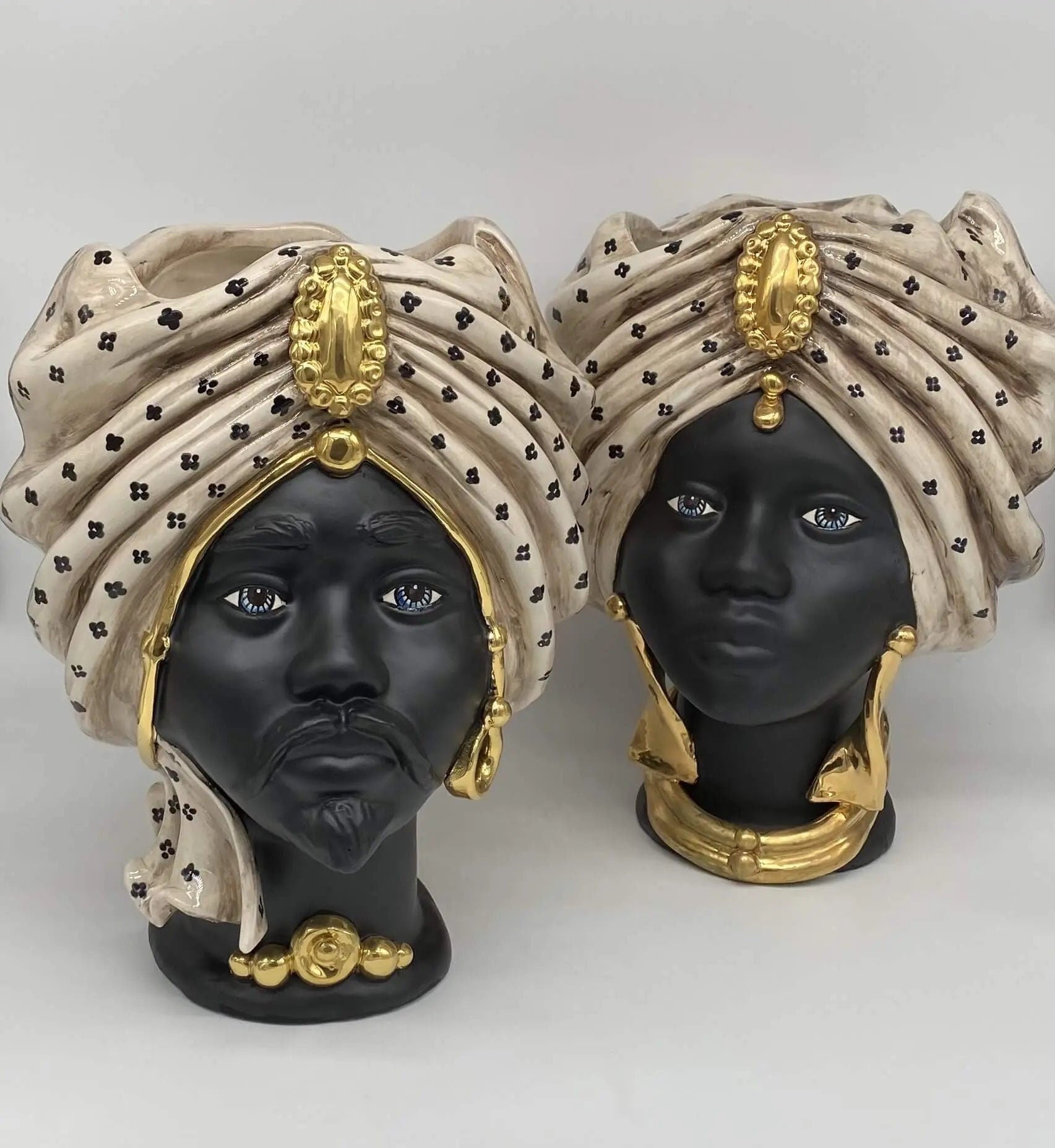 Teste di Moro Atena Ceramica Caltagirone cm H.30 L.23 Artigianale Écru Pois Nero Oro DD CERAMICHE SICILIANE