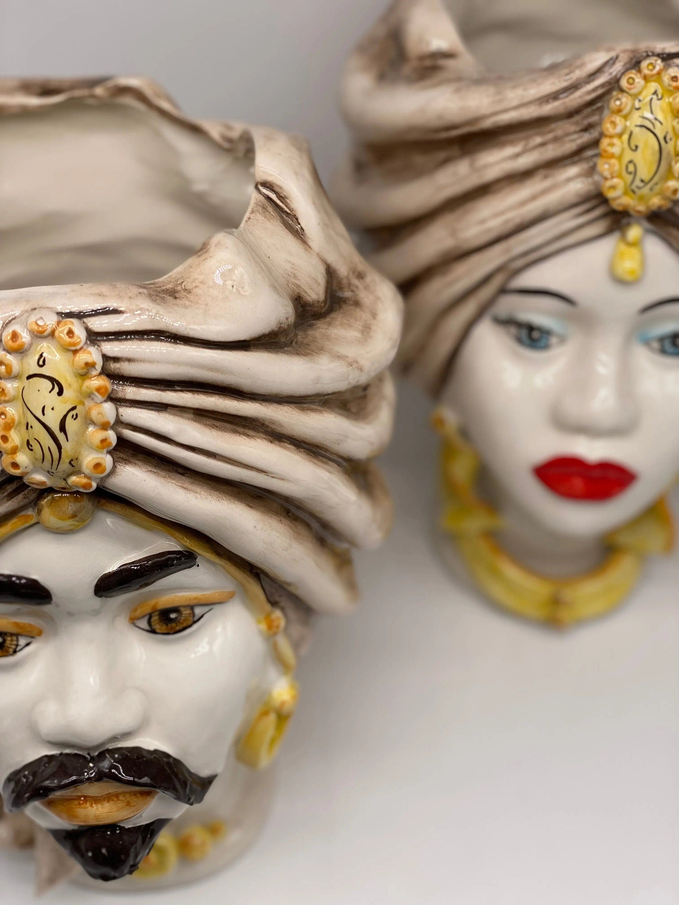 Teste di Moro Atena Ceramica Caltagirone cm H.30 L.23 Artigianale Écru Bianco Giallo DD CERAMICHE SICILIANE