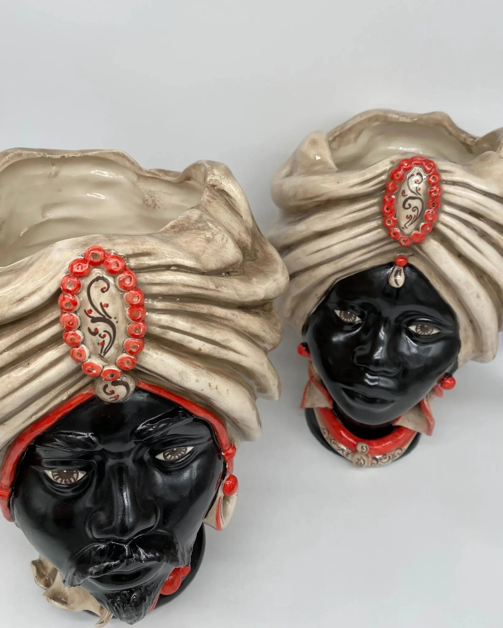 Teste di Moro Atena Ceramica Caltagirone cm H.30 L.23 Artigianale Écru Nero Rosso - DD CERAMICHE SICILIANE