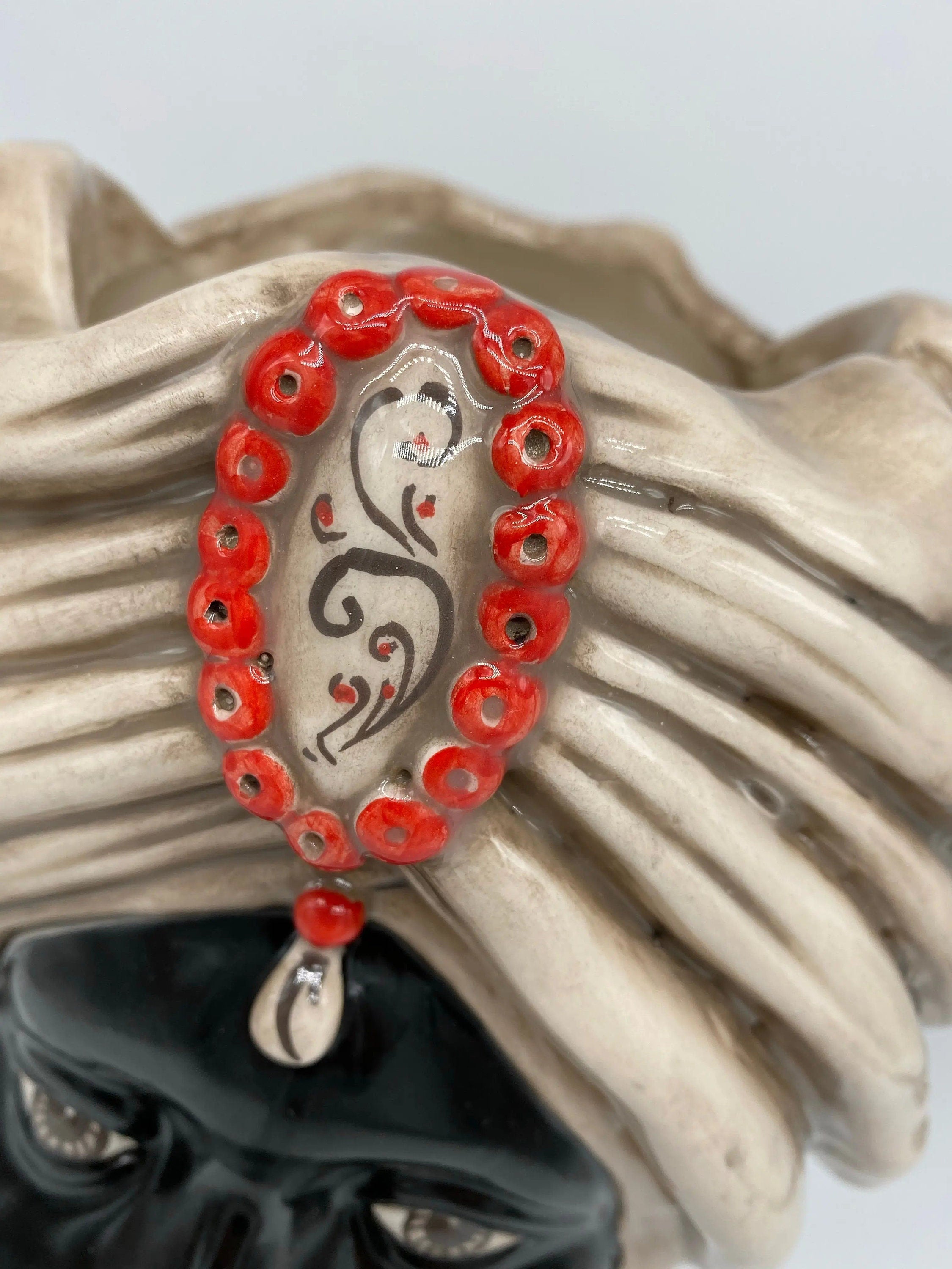 Teste di Moro Atena Ceramica Caltagirone cm H.30 L.23 Artigianale Écru Nero Rosso DD CERAMICHE SICILIANE