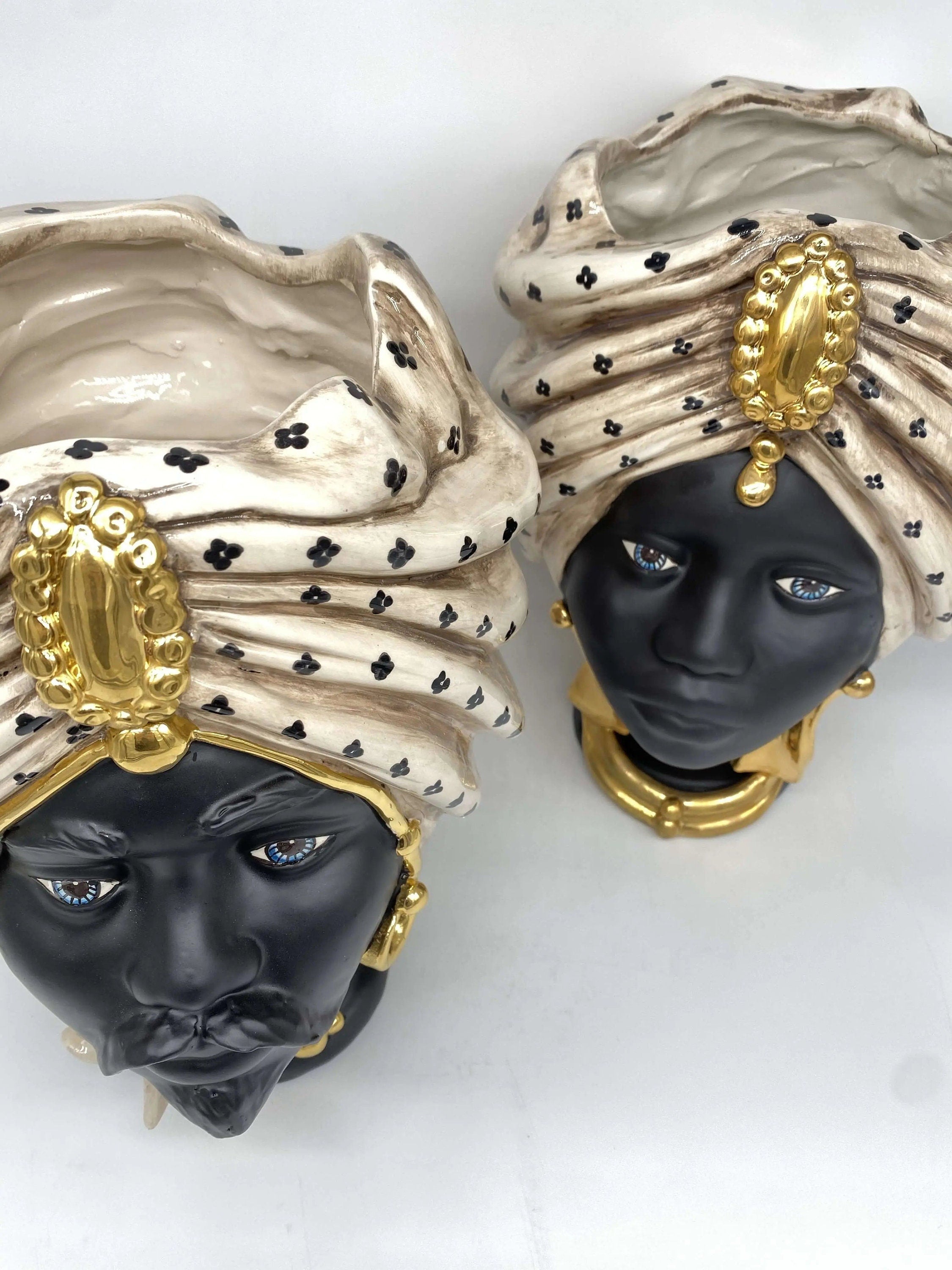 Teste di Moro Atena Ceramica Caltagirone cm H.30 L.23 Artigianale Écru Pois Nero Oro DD CERAMICHE SICILIANE