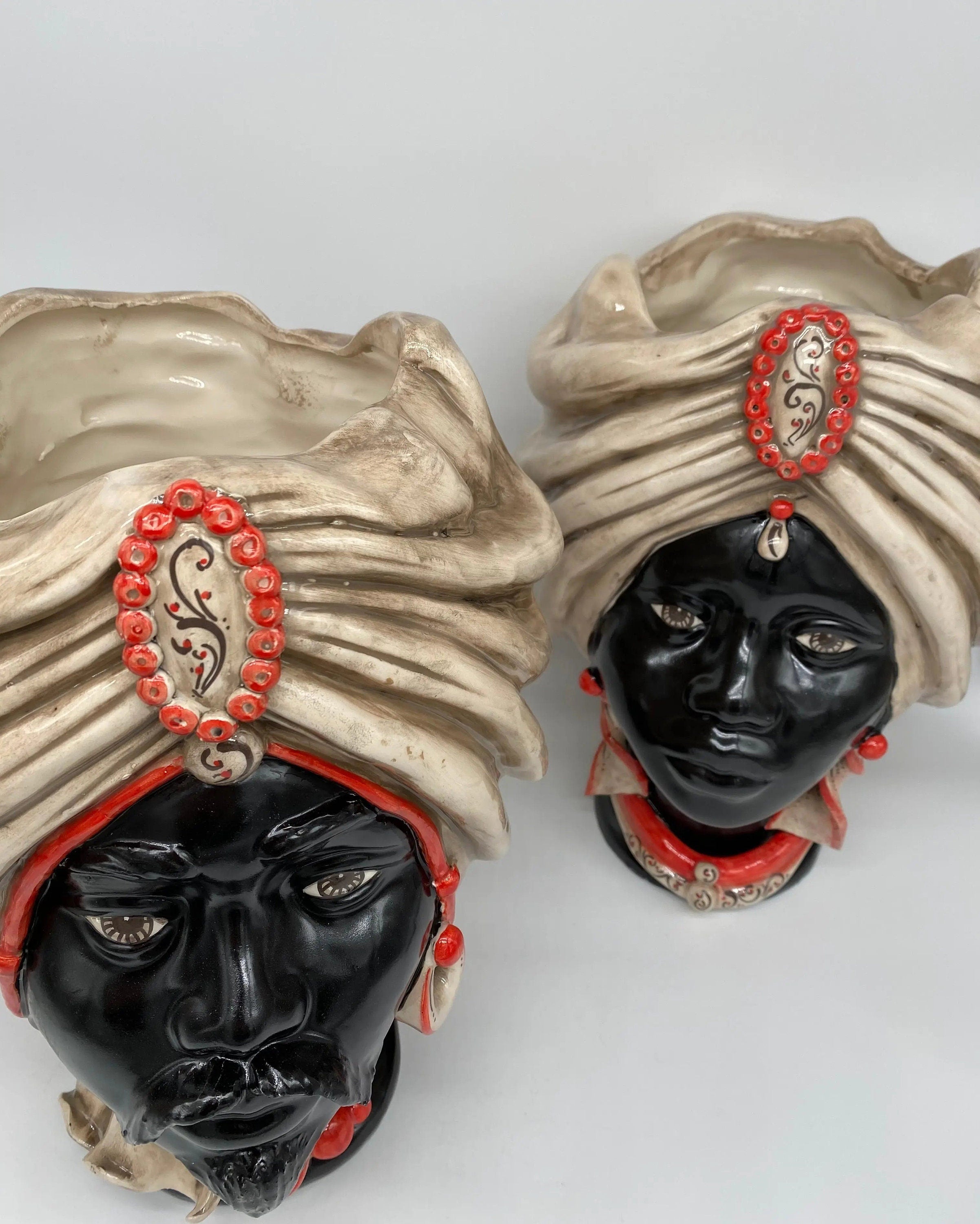 Teste di Moro Atena Ceramica Caltagirone cm H.30 L.23 Artigianale Écru Nero Rosso DD CERAMICHE SICILIANE