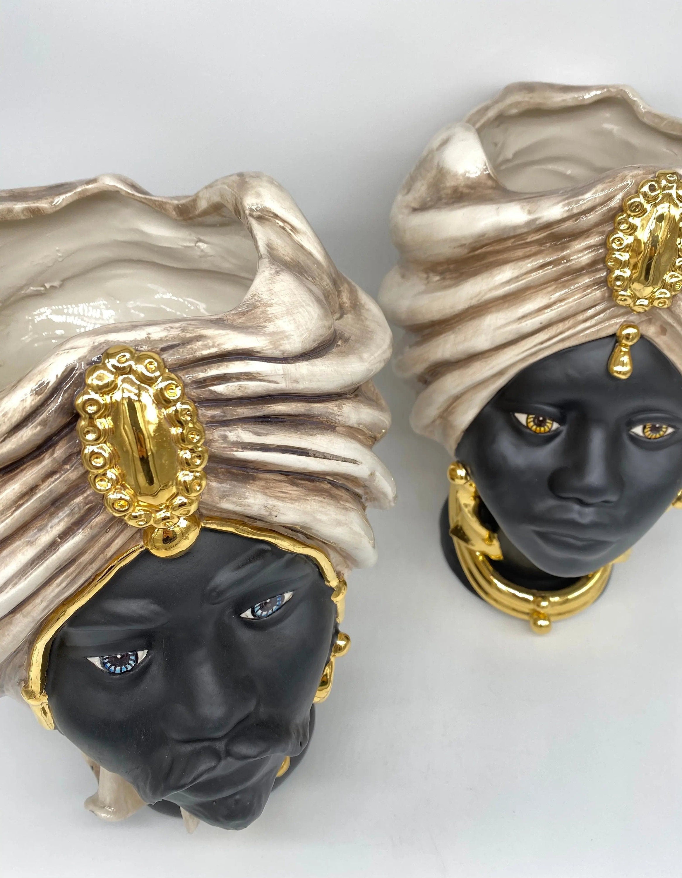 Teste di Moro Atena Ceramica Caltagirone cm H.30 L.23 Artigianale Écru Nero Oro DD CERAMICHE SICILIANE