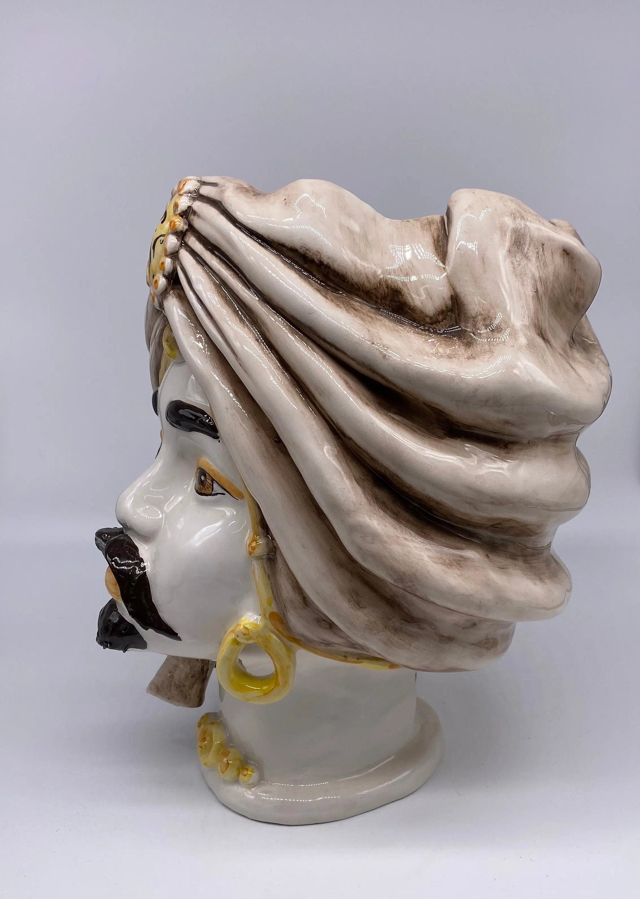 Teste di Moro Atena Ceramica Caltagirone cm H.30 L.23 Artigianale Écru Bianco Giallo DD CERAMICHE SICILIANE
