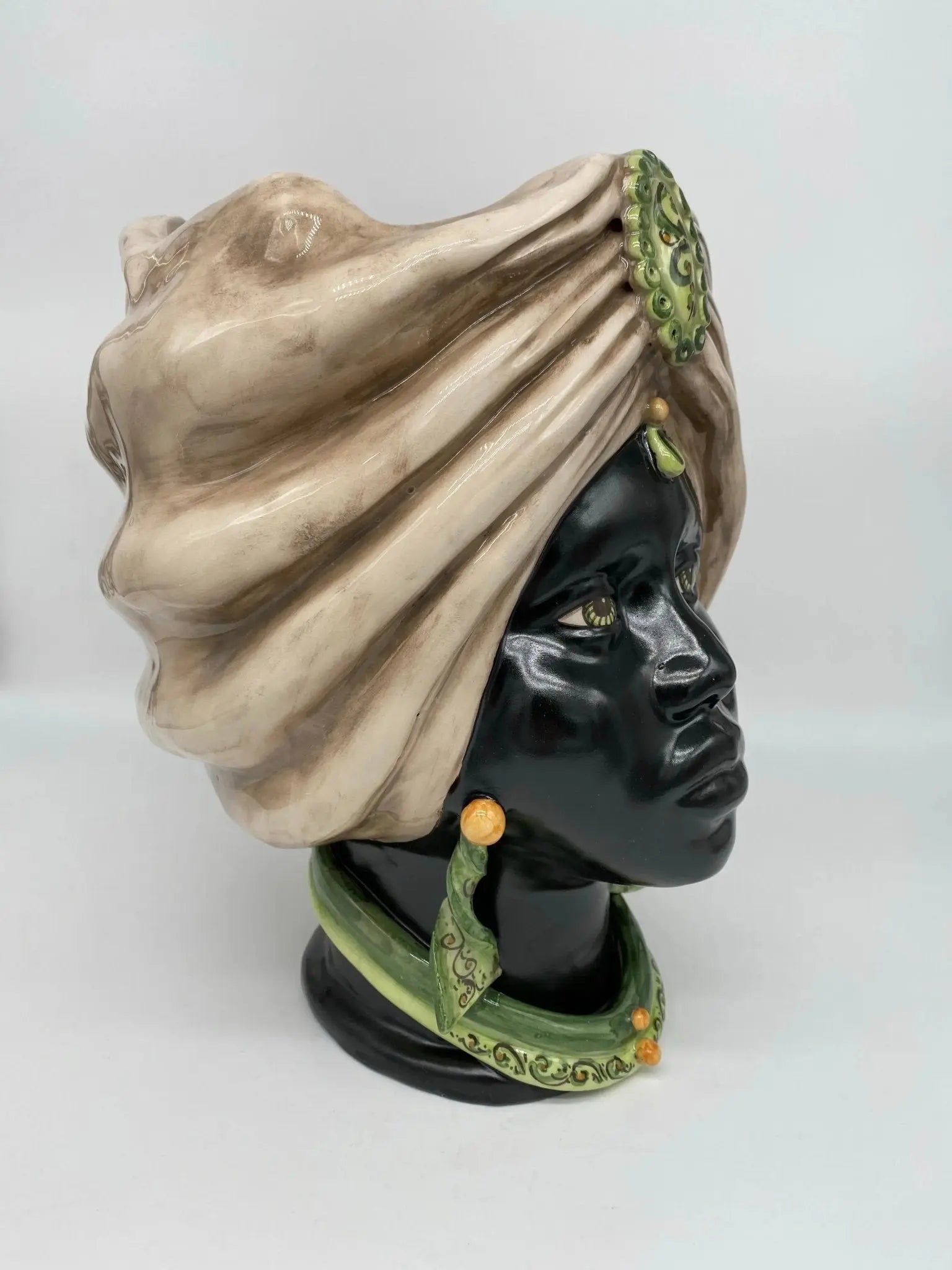 Teste di Moro Atena Ceramica Caltagirone cm H.30 L.23 Artigianale Écru Nero Verde - DD CERAMICHE SICILIANE