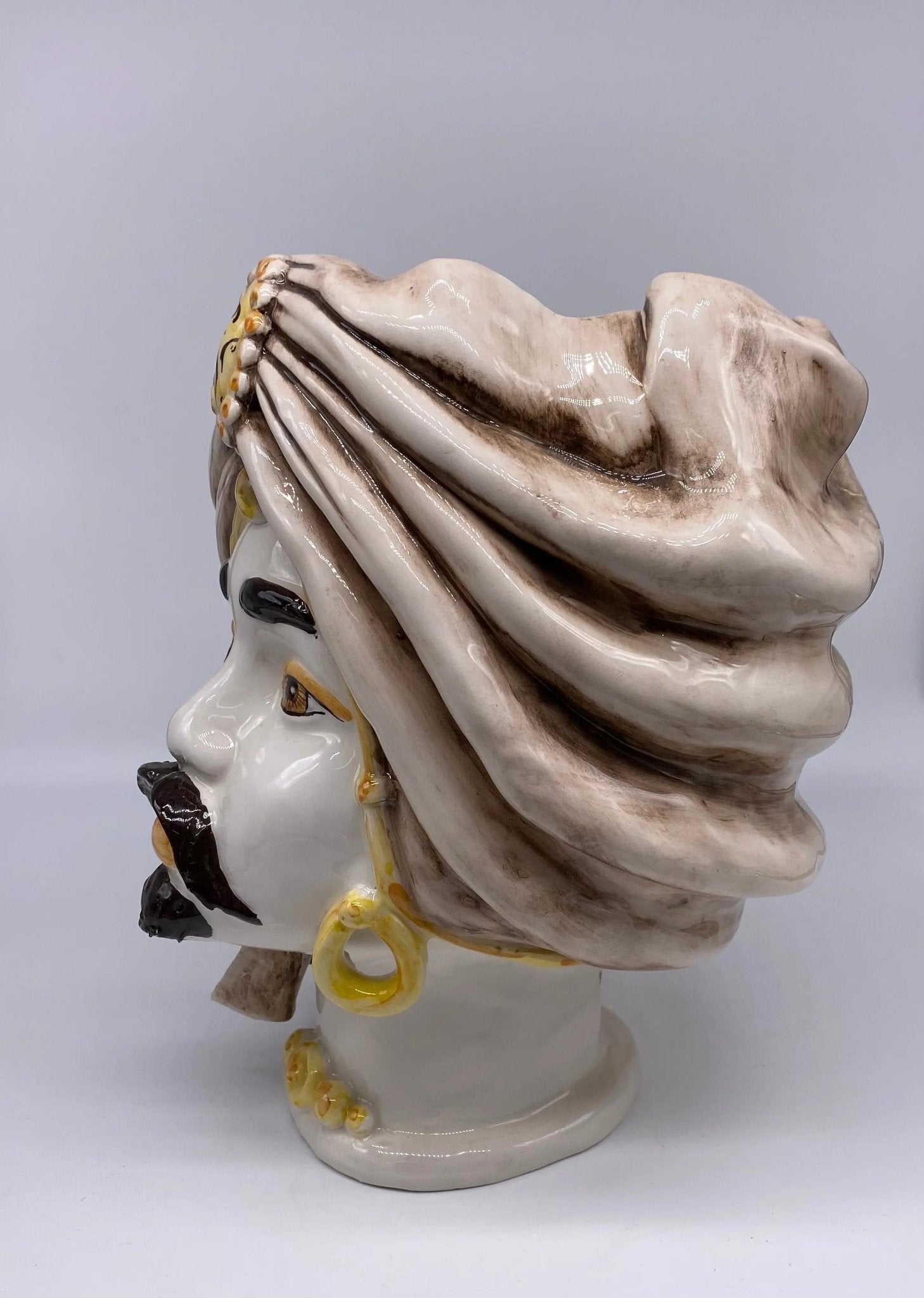 Teste di Moro Atena Ceramica Caltagirone cm H.30 L.23 Artigianale Écru Bianco Giallo - DD CERAMICHE SICILIANE