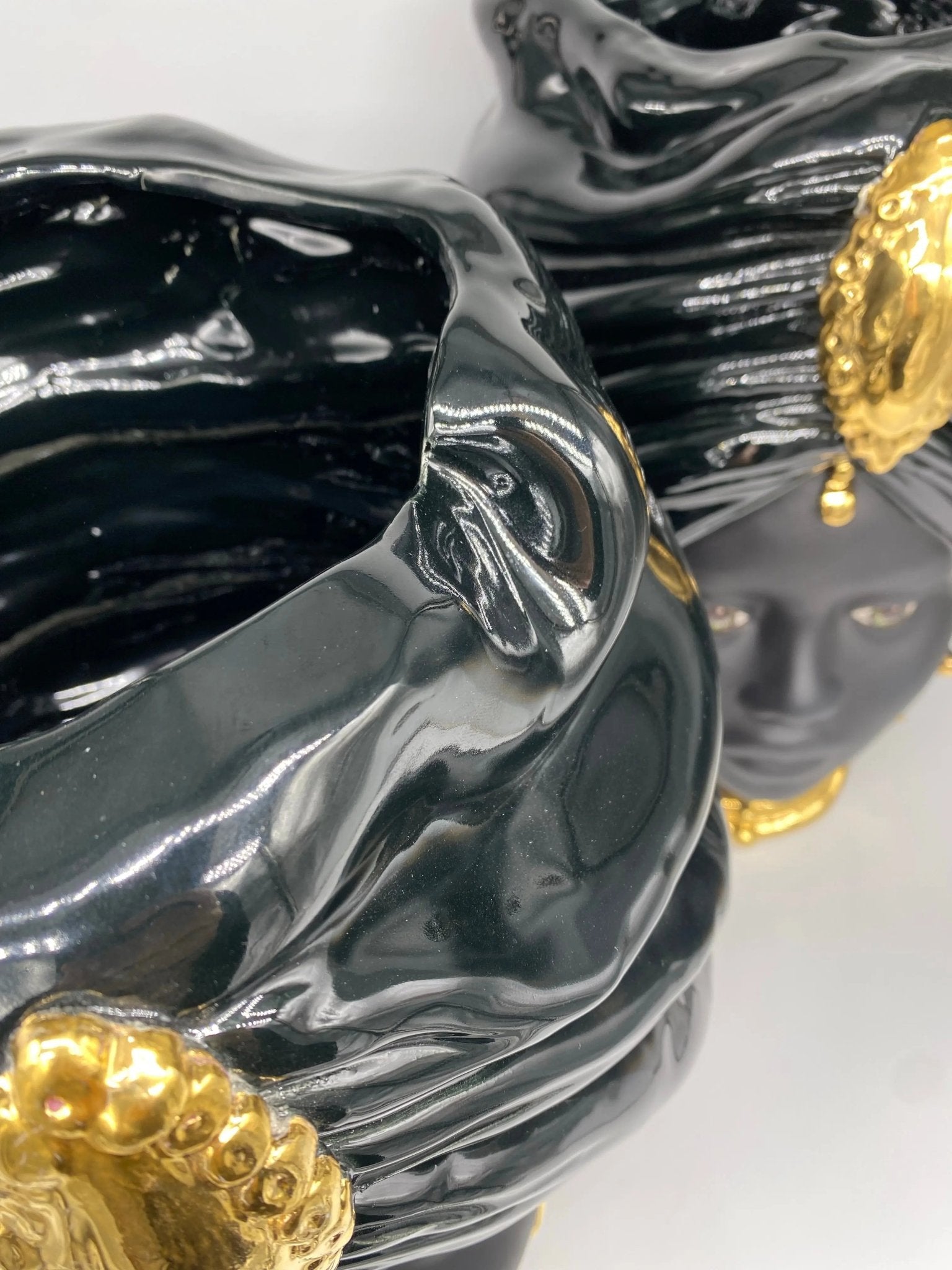 Teste di Moro Atena Ceramica Caltagirone cm H.40 L.28 Artigianale Nero Oro - DD CERAMICHE SICILIANE