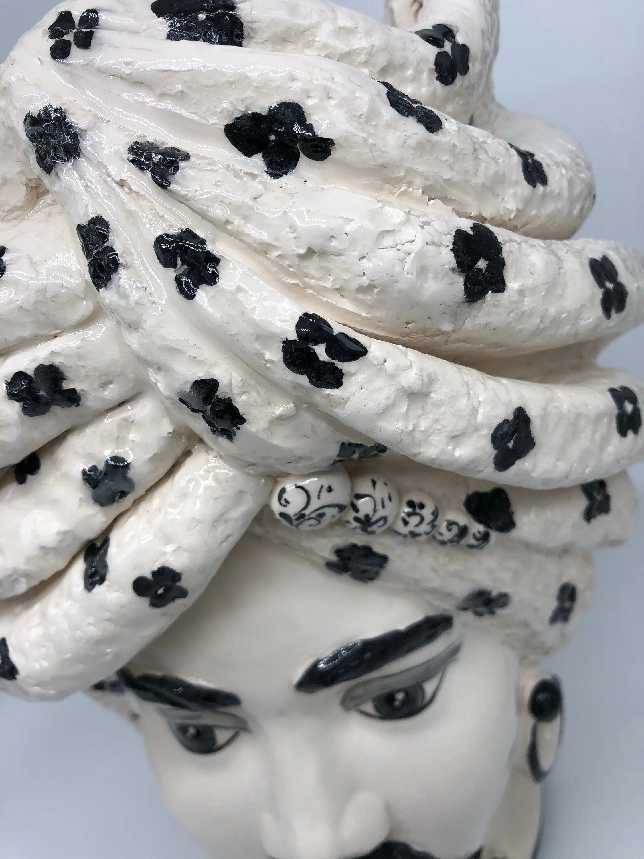 Teste di Moro Atena Ceramica Caltagirone cm H.40 L.28 Artigianale Bianco Pois Nero DD CERAMICHE SICILIANE