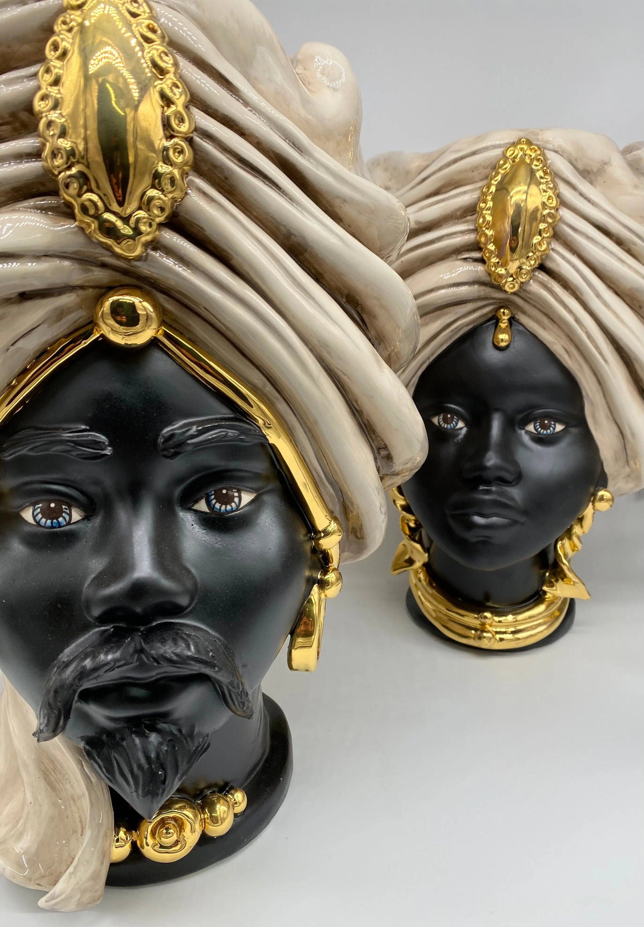 Teste di Moro Atena Ceramica Caltagirone cm H.40 L.28 Artigianale Écru Nero Oro DD CERAMICHE SICILIANE