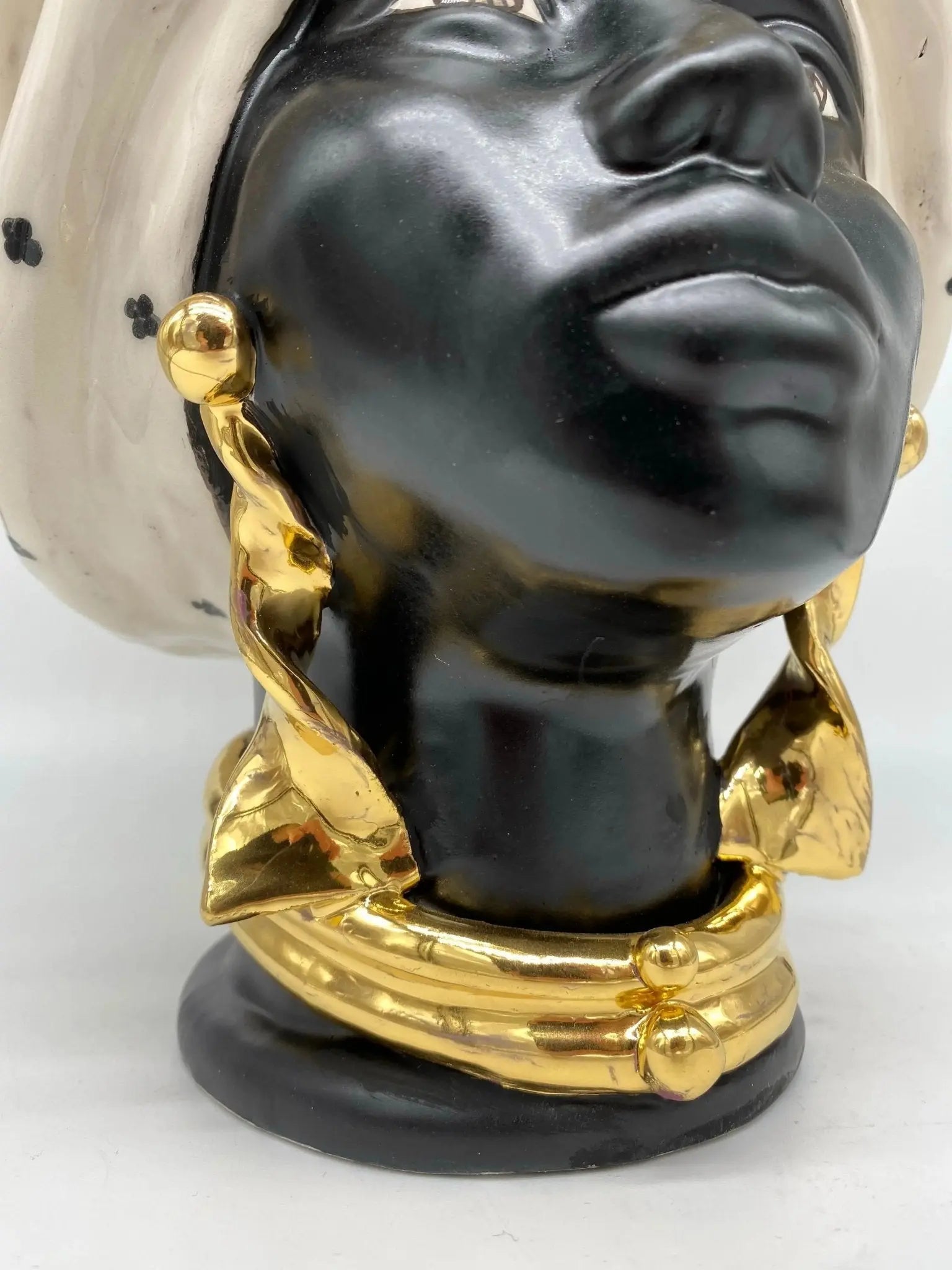 Teste di Moro Atena Ceramica Caltagirone cm H.40 L.28 Artigianale Écru Nero Oro - DD CERAMICHE SICILIANE