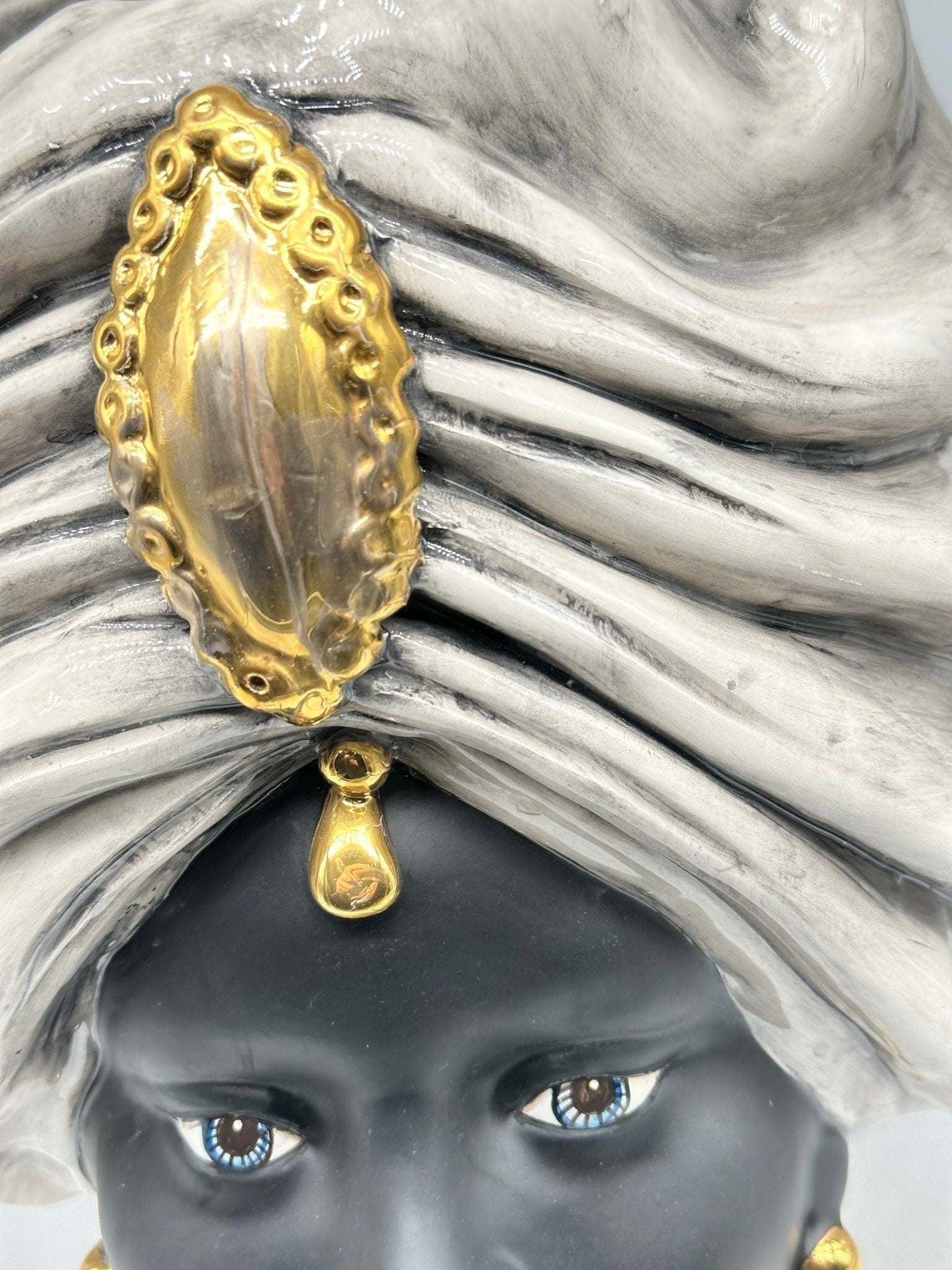 Teste di Moro Atena Ceramica Caltagirone cm H.40 L.28 Artigianale Ghiaccio Opaco Oro - DD CERAMICHE SICILIANE