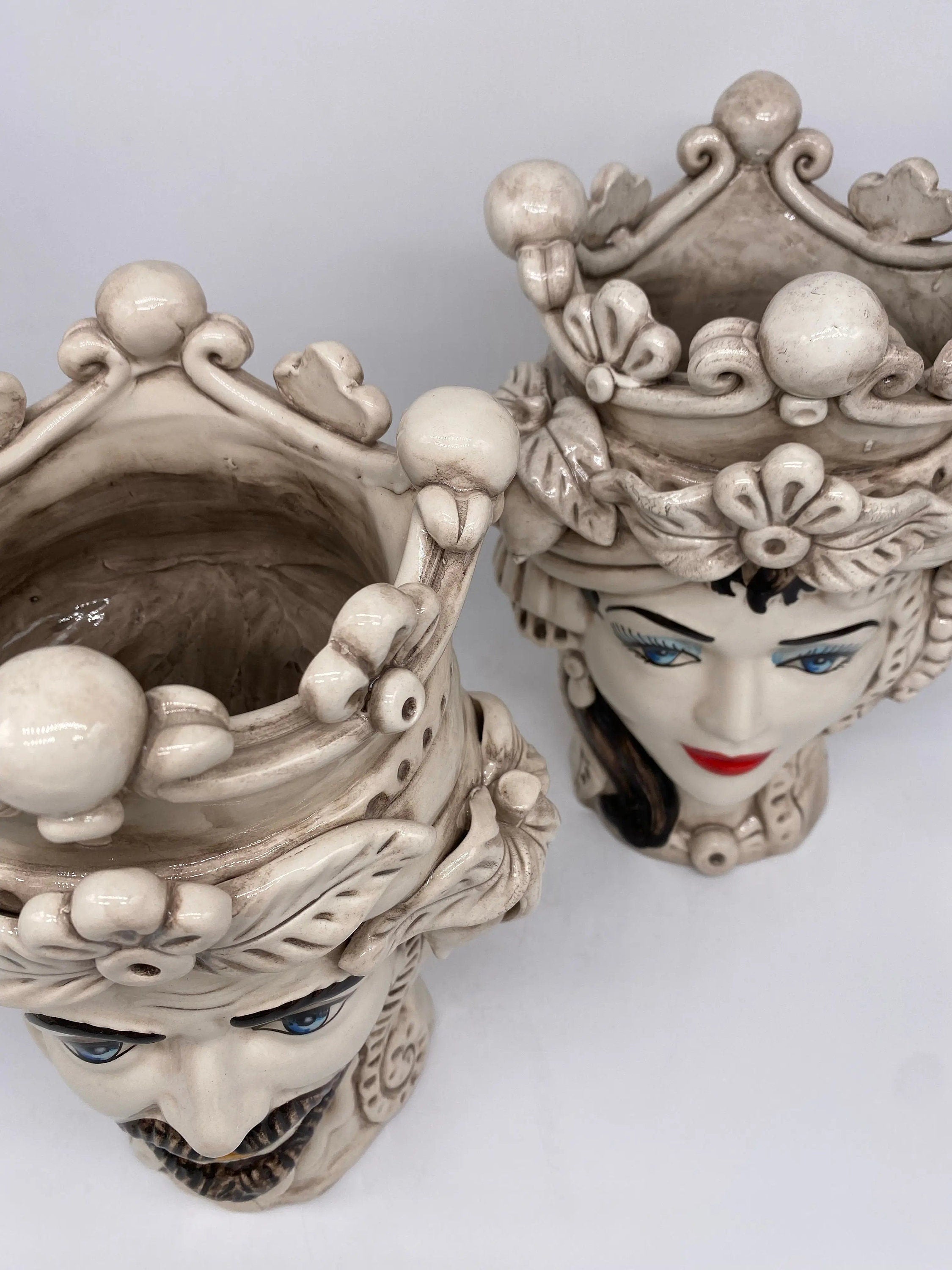 Teste di Moro Classica Corona Sfere Écru Ceramica di Caltagirone cm H.28 L.20 Artigianale DD CERAMICHE SICILIANE