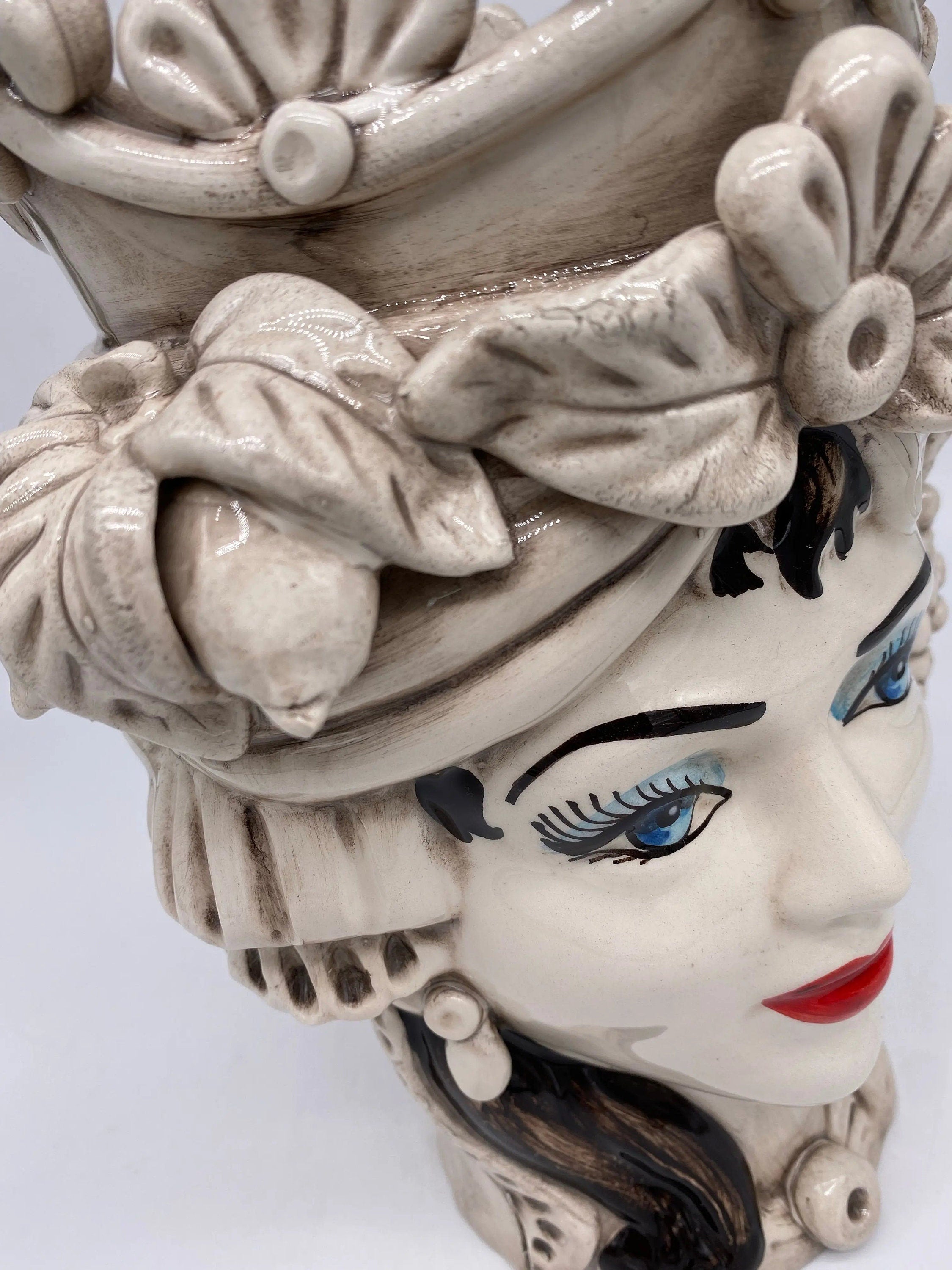 Teste di Moro Classica Corona Sfere Écru Ceramica di Caltagirone cm H.28 L.20 Artigianale DD CERAMICHE SICILIANE