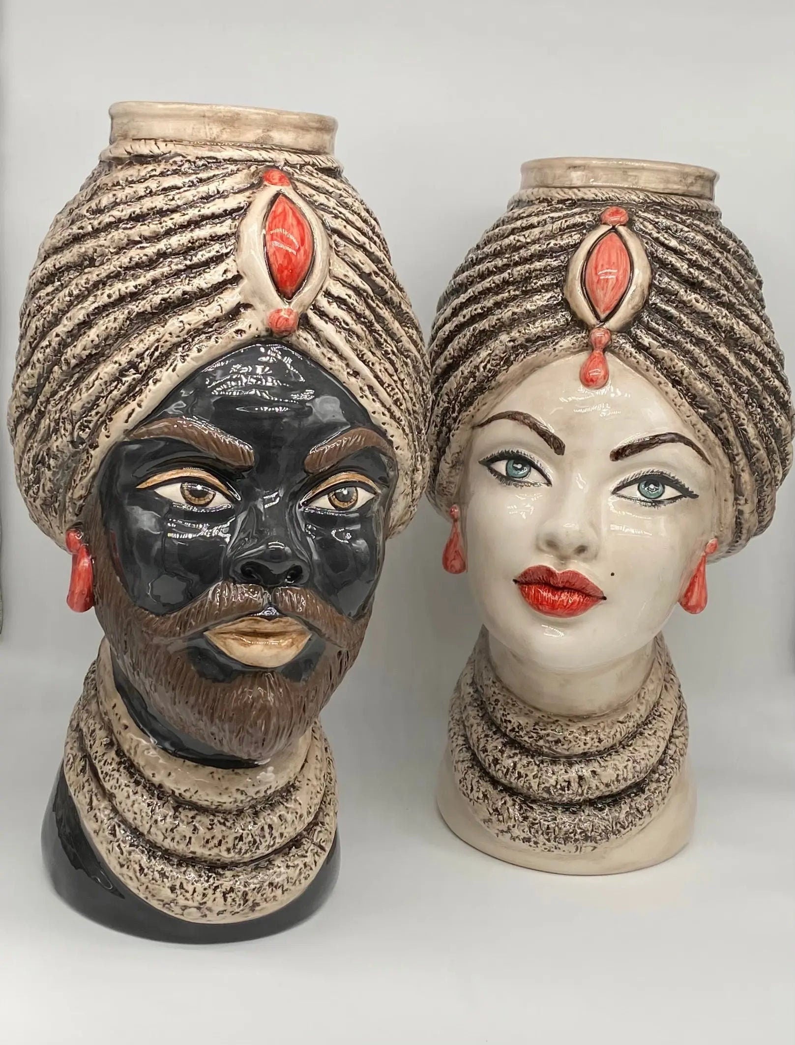 Teste di Moro Demetra Ceramica Caltagirone cm H.40 L.22 Artigianale Écru Rosso DD CERAMICHE SICILIANE